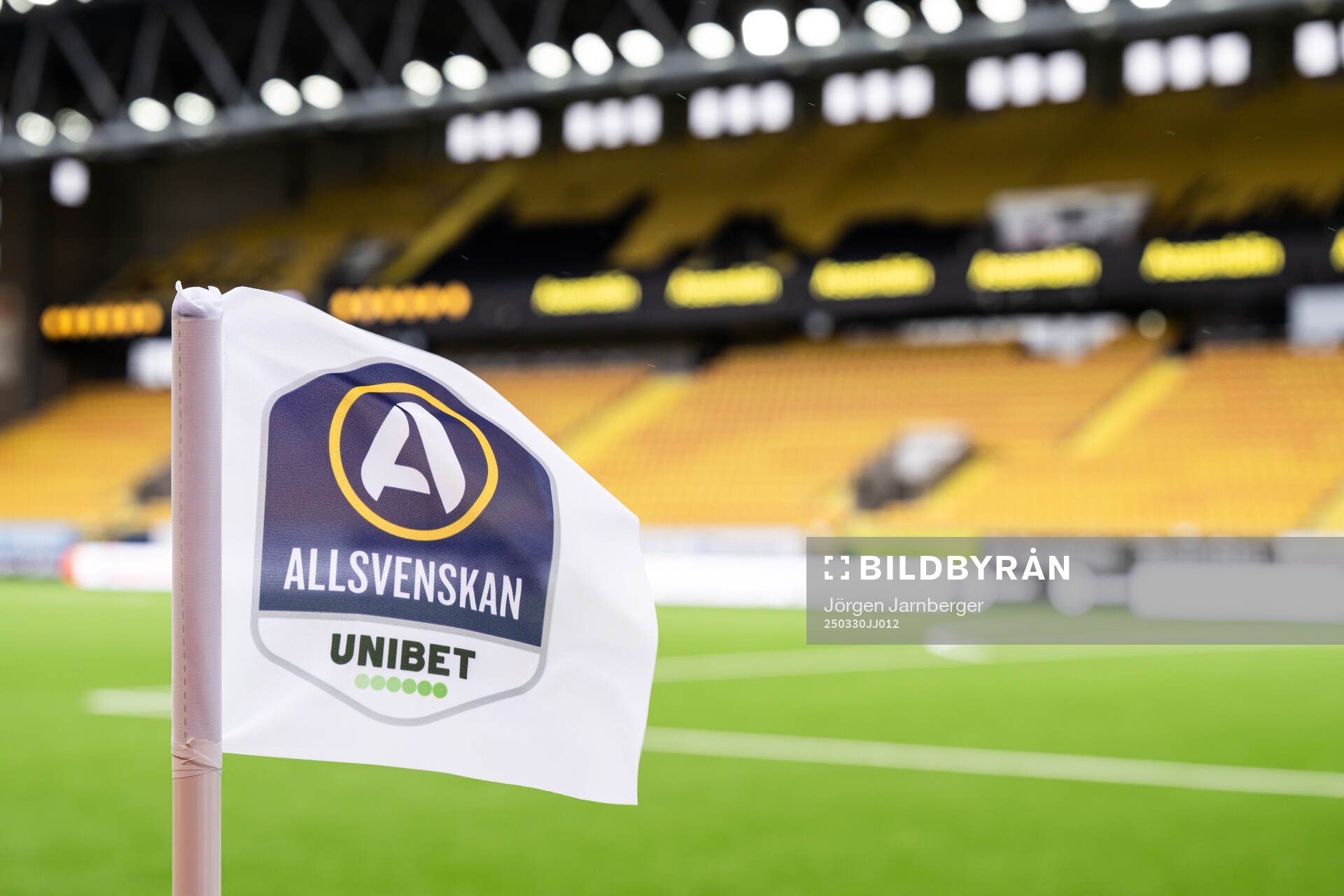 Allsvenskans logga och unibet på hörnflagga inför fotbollsmatchen i Allsvenskan mellan Elfsborg och Mjällby den 30 mars 2025 i Borås. 