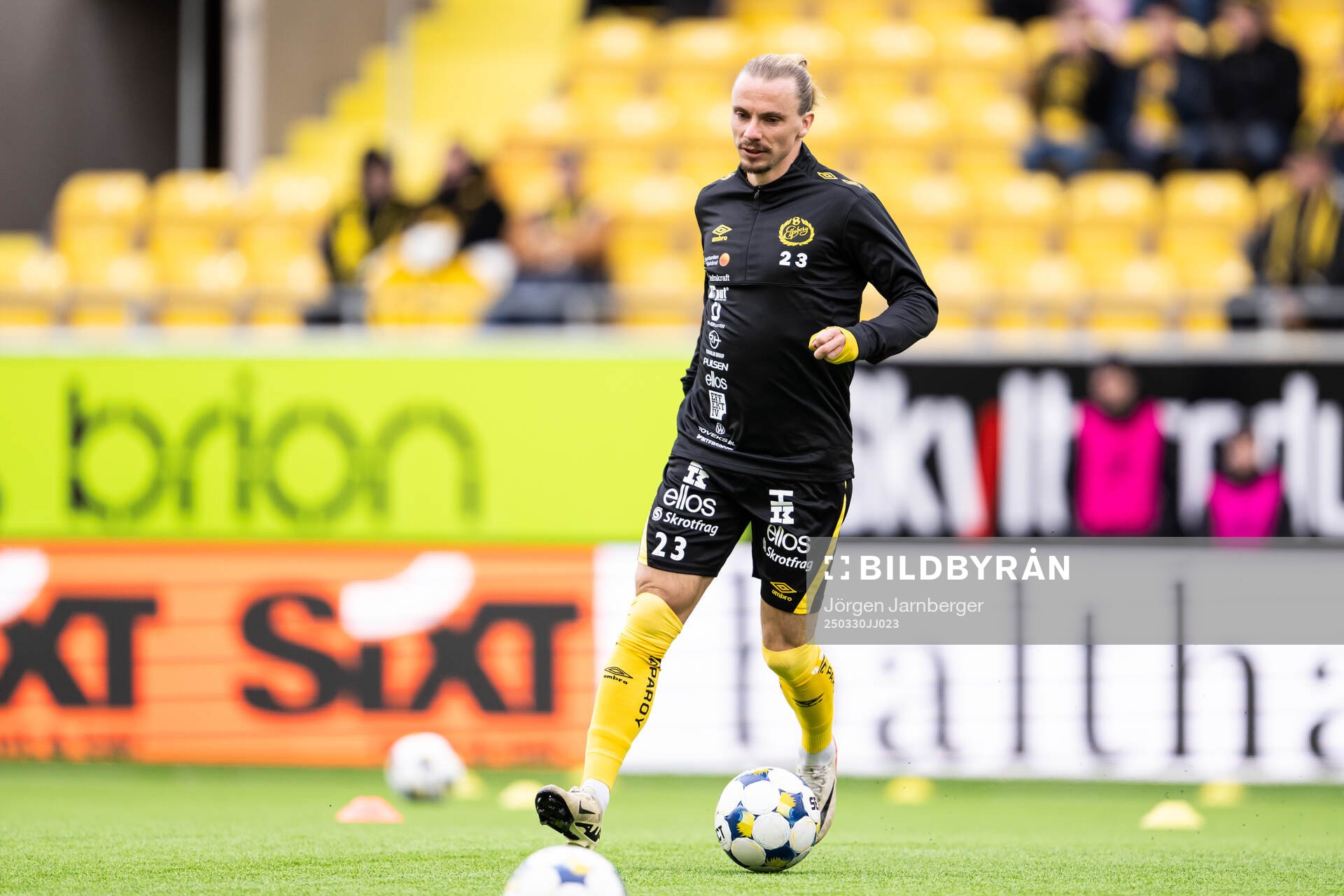 Elfsborgs Niklas Hult under uppvärmningen inför fotbollsmatchen i Allsvenskan mellan Elfsborg och Mjällby den 30 mars 2025 i Borås. 