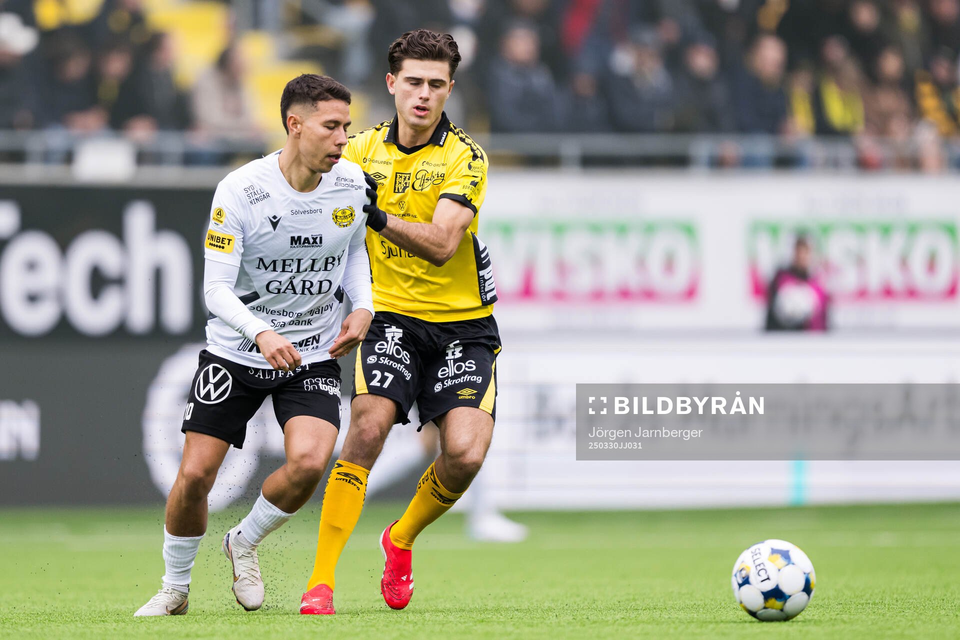 Mjällbys Nicklas Røjkjær och Elfsborgs Besfort Zeneli under fotbollsmatchen i Allsvenskan mellan Elfsborg och Mjällby den 30 mars 2025 i Borås.