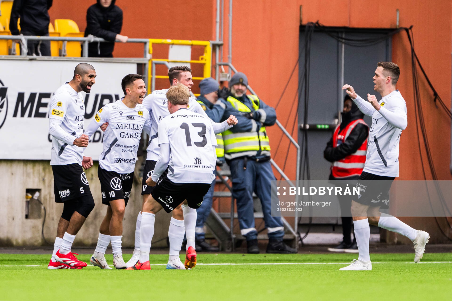Mjällbys Nicklas Røjkjær jublar med lagkamrater efter 0-1 under fotbollsmatchen i Allsvenskan mellan Elfsborg och Mjällby den 30 mars 2025 i Borås.