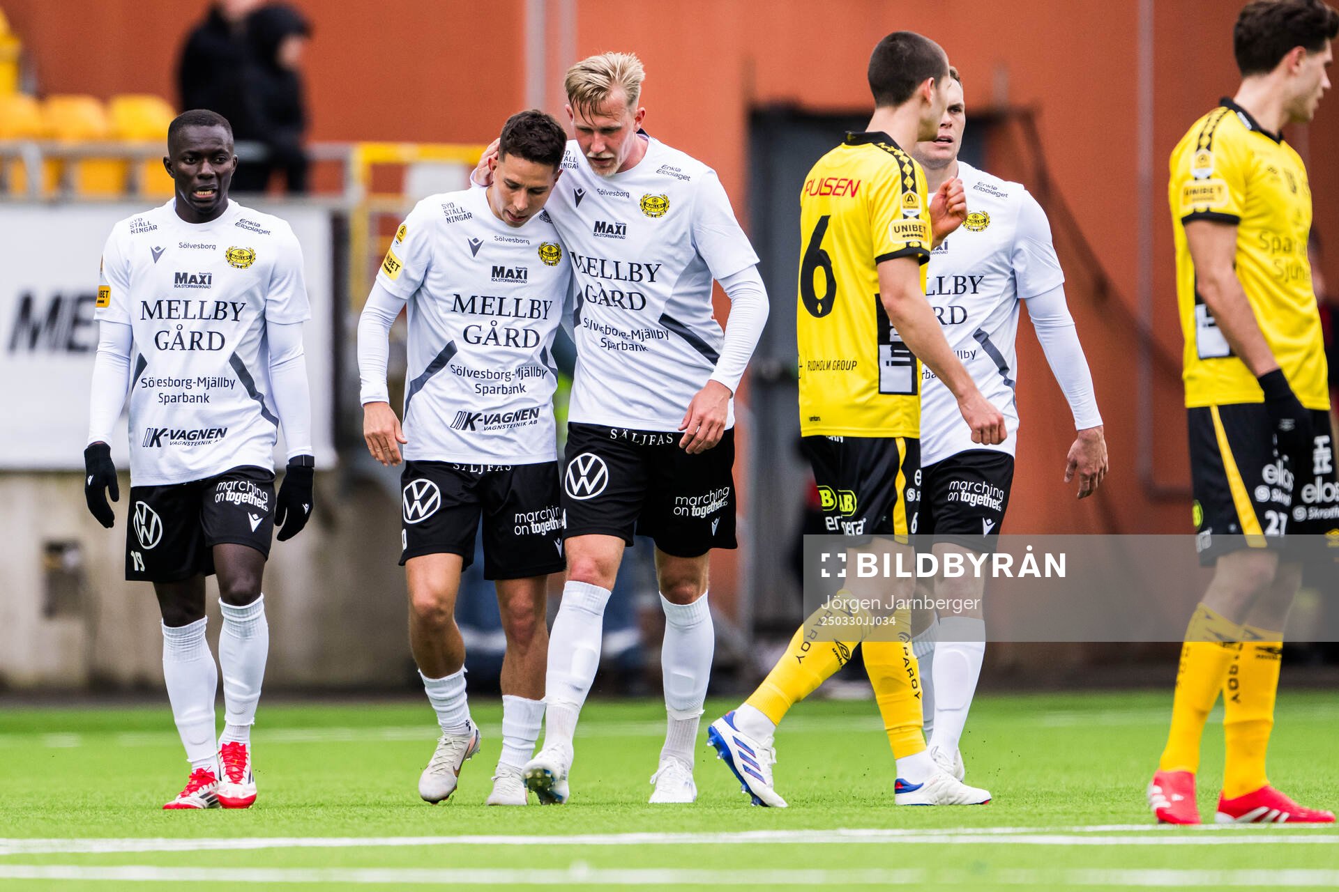 Mjällbys Nicklas Røjkjær jublar med Axel Norén