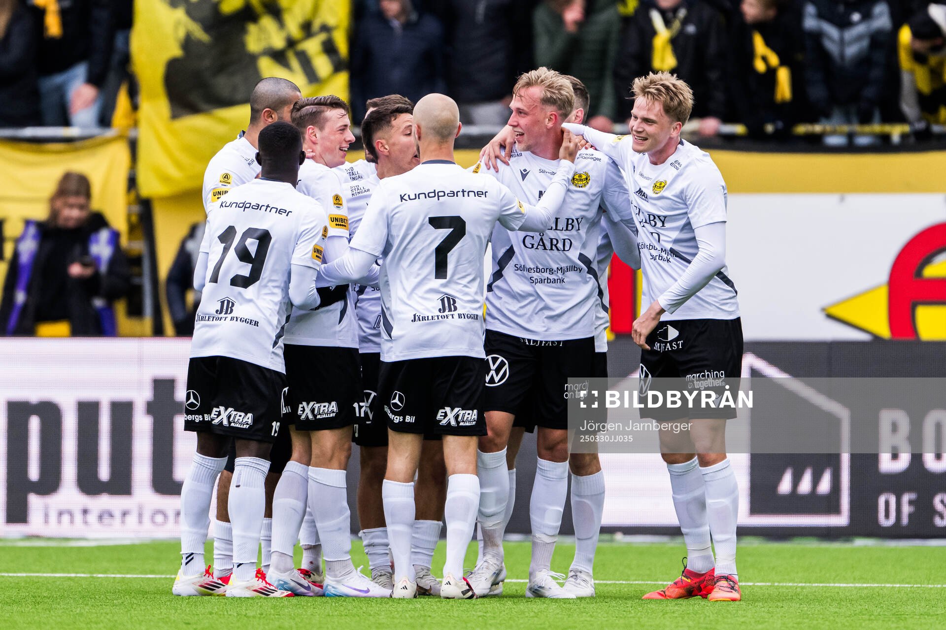 Spelare ur Mjällby jublar
