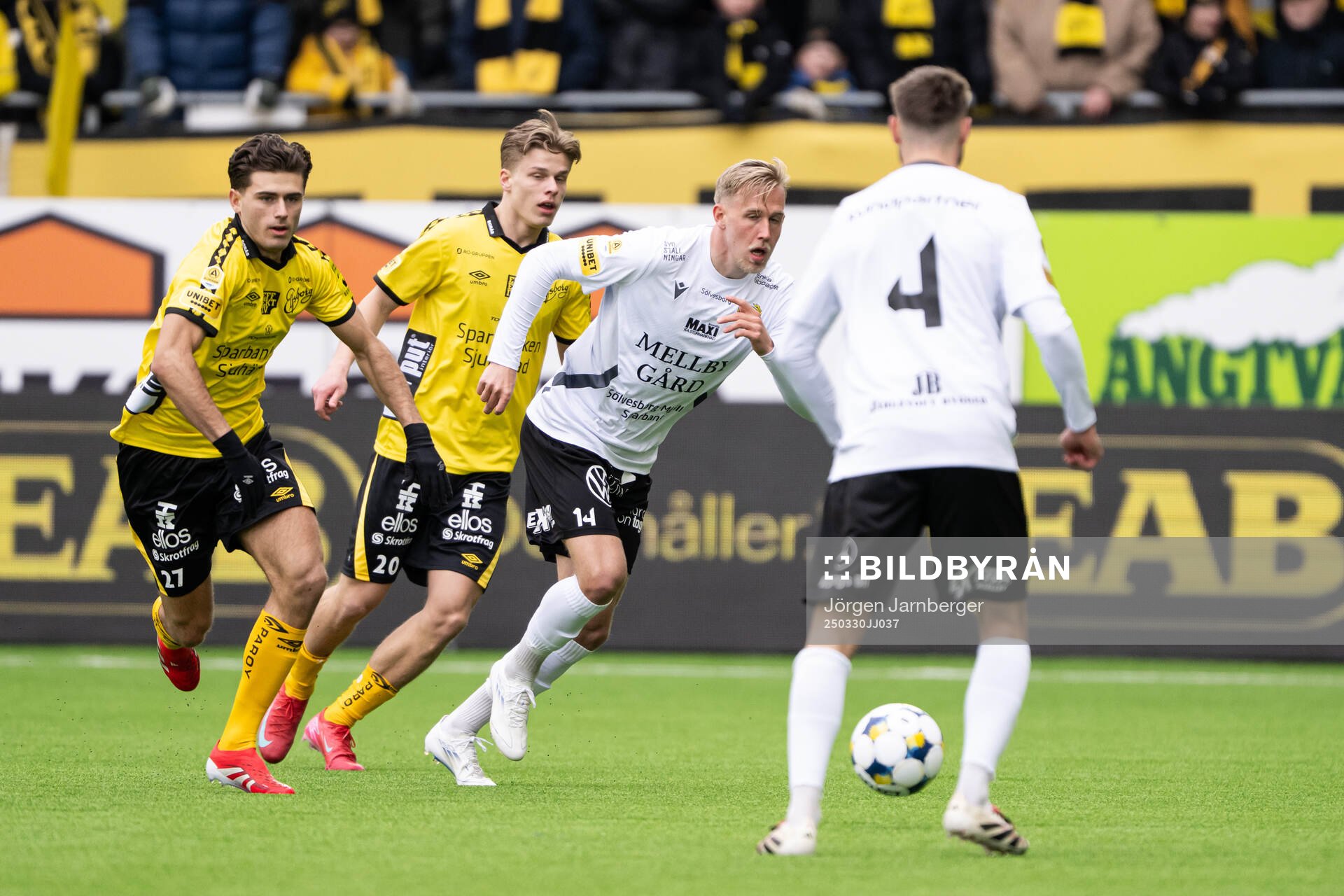 Elfsborgs Besfort Zeneli och Mjällbys Herman Johansson under fotbollsmatchen i Allsvenskan mellan Elfsborg och Mjällby den 30 mars 2025 i Borås.
