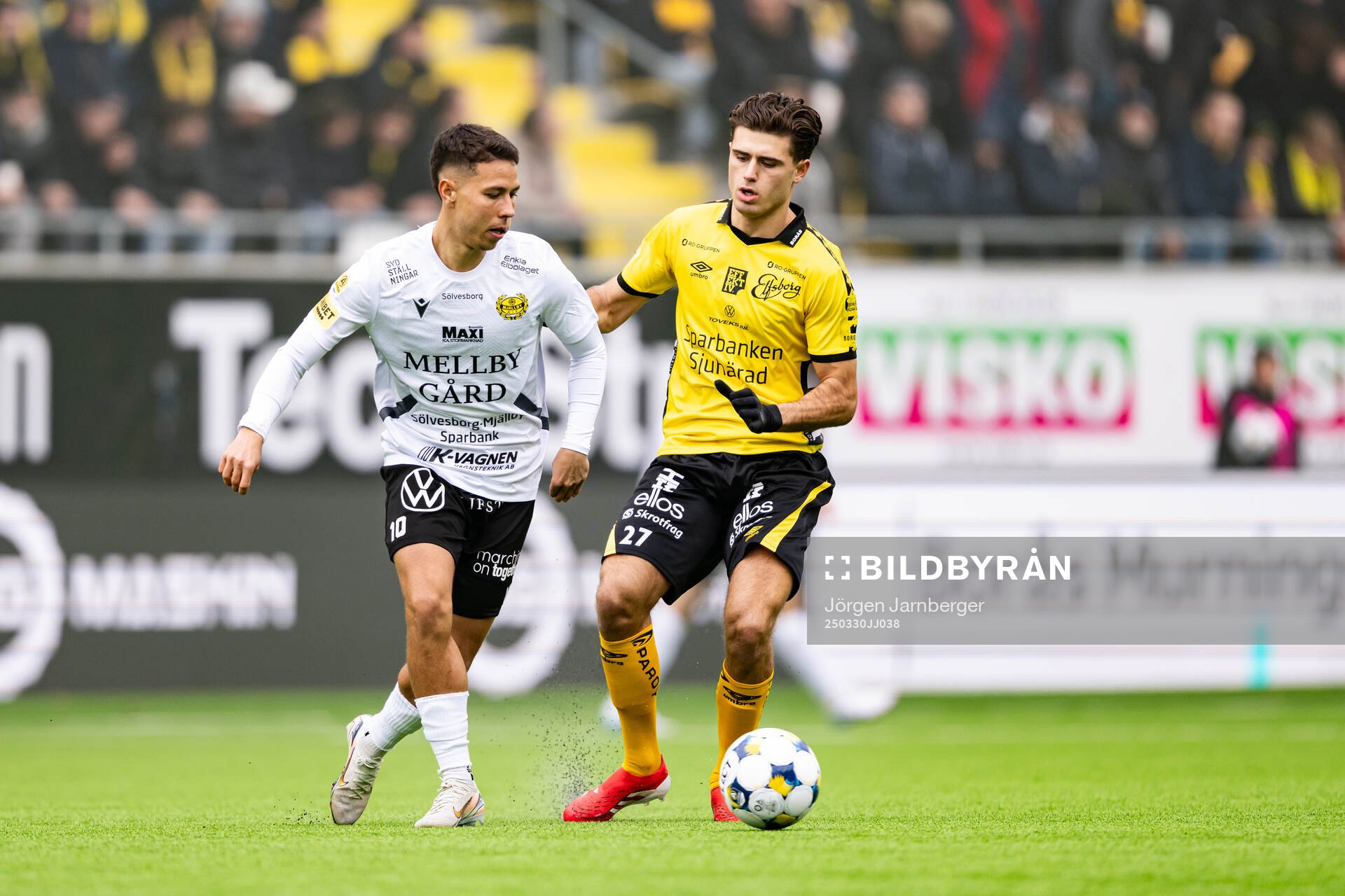 Mjällbys Nicklas Røjkjær och Elfsborgs Besfort Zeneli under fotbollsmatchen i Allsvenskan mellan Elfsborg och Mjällby den 30 mars 2025 i Borås.