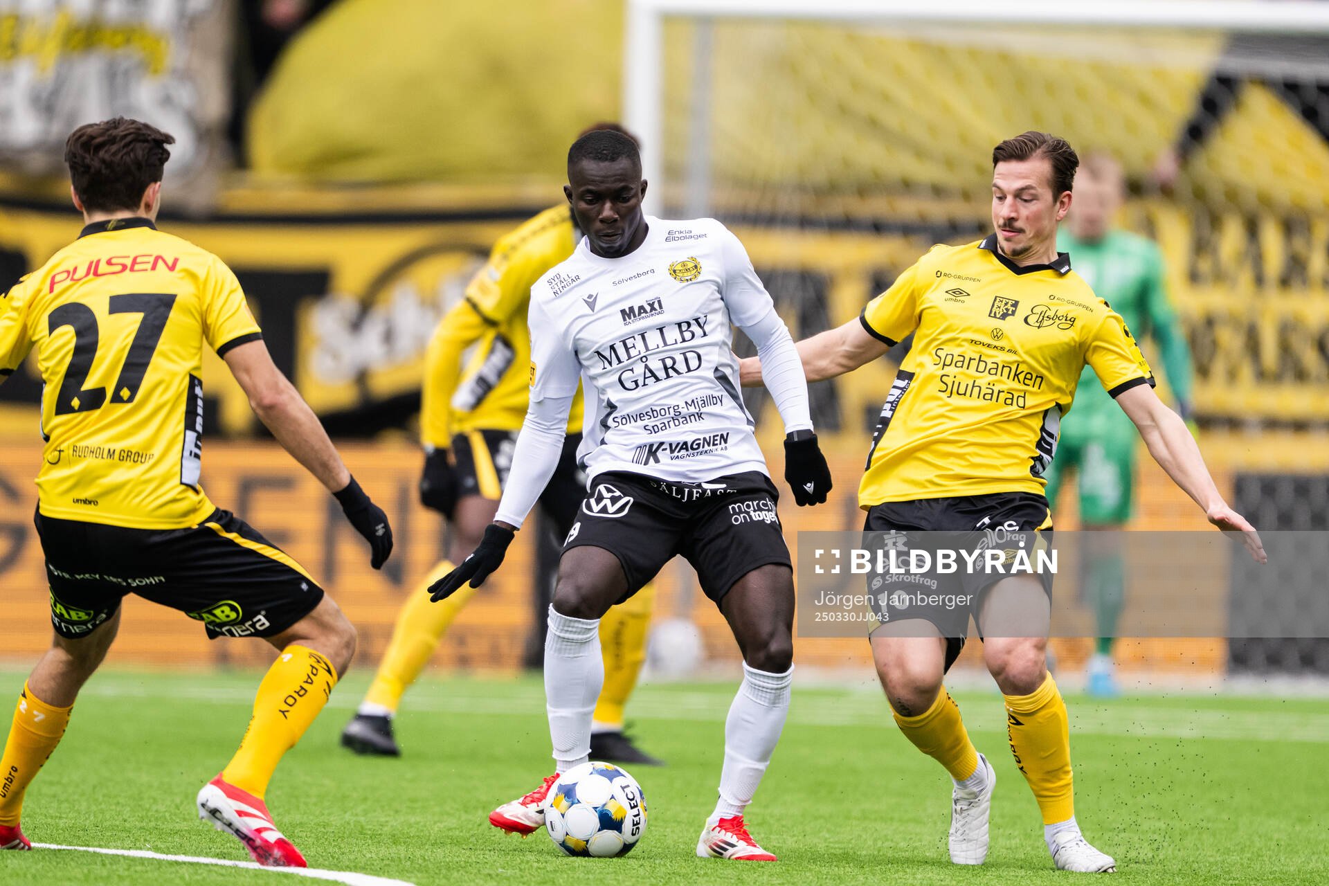 Mjällbys Abdoulie Manneh och Elfsborgs Simon Olsson