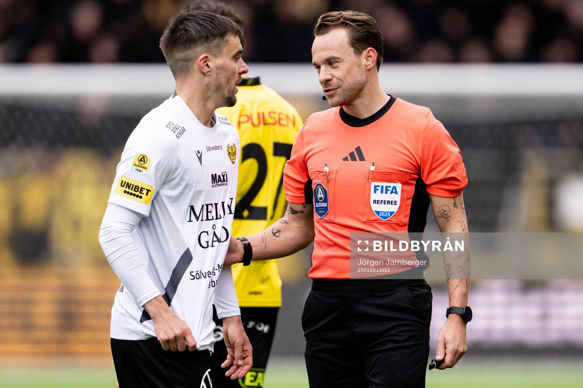 Mjällbys Jesper Gustavsson och Domare Kristoffer Karlsson