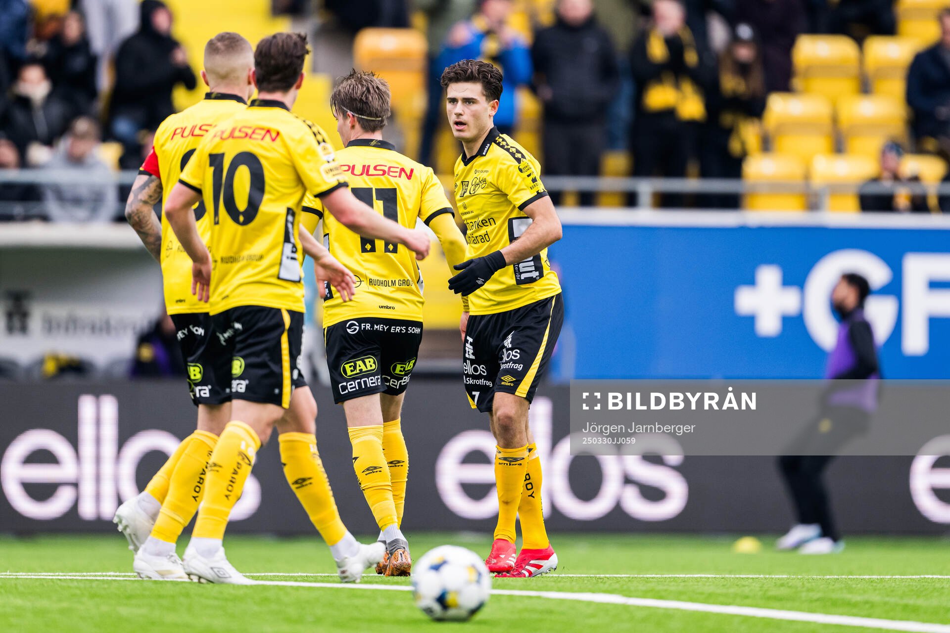 Elfsborgs Besfort Zeneli jublar med lagkamrater efter 1-2 under fotbollsmatchen i Allsvenskan mellan Elfsborg och Mjällby den 30 mars 2025 i Borås.