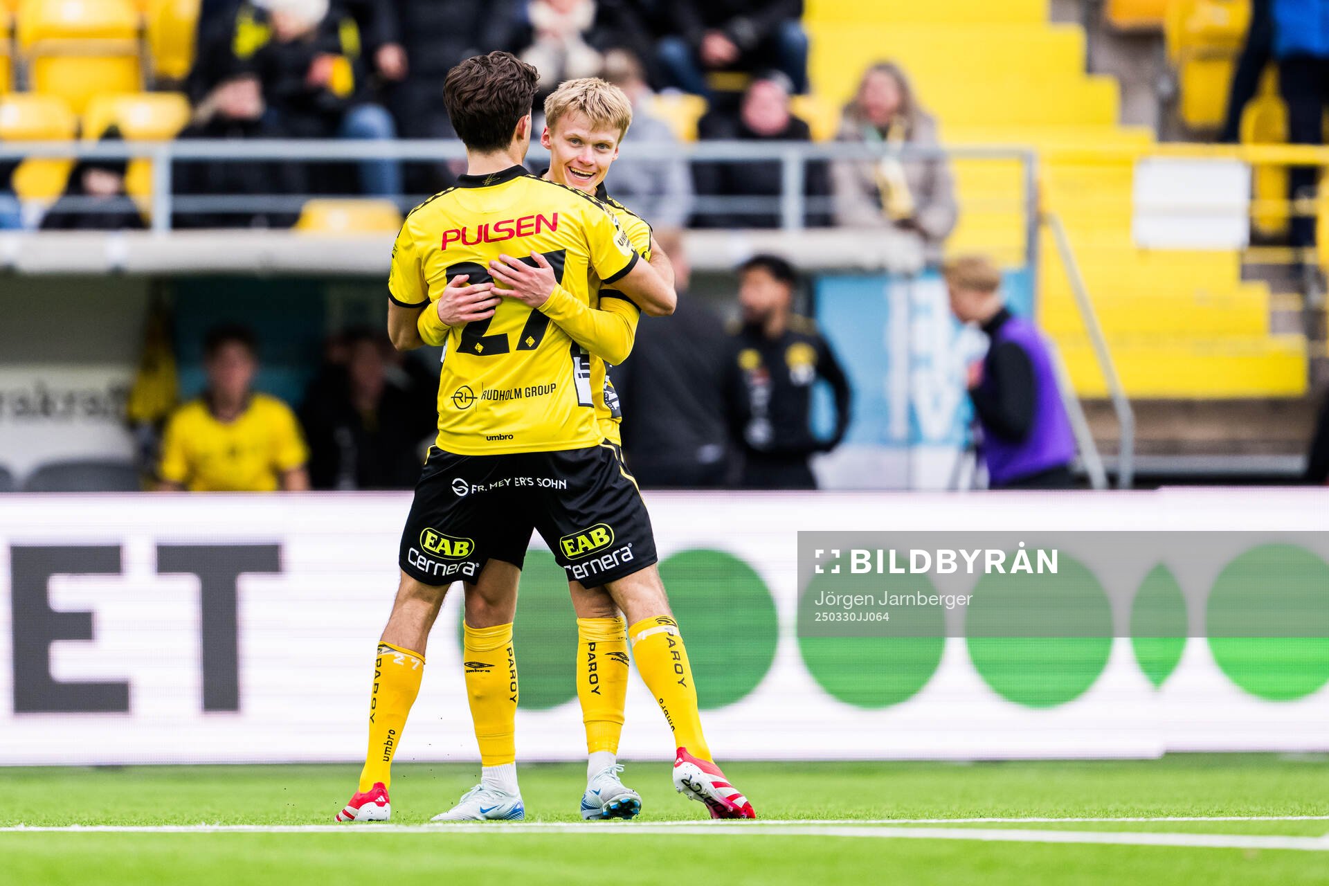 Elfsborgs Ari Sigurpálsson och Besfort Zeneli jublar efter 2-2 under fotbollsmatchen i Allsvenskan mellan Elfsborg och Mjällby den 30 mars 2025 i Borås.