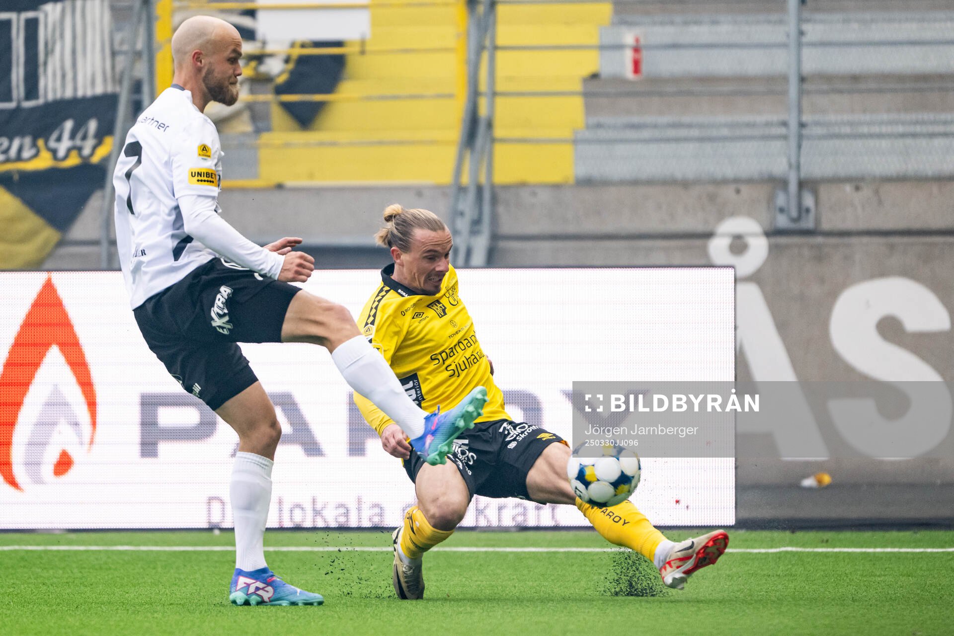 Mjällbys Viktor Gustafson och Elfsborgs Niklas Hult under fotbollsmatchen i Allsvenskan mellan Elfsborg och Mjällby den 30 mars 2025 i Borås.