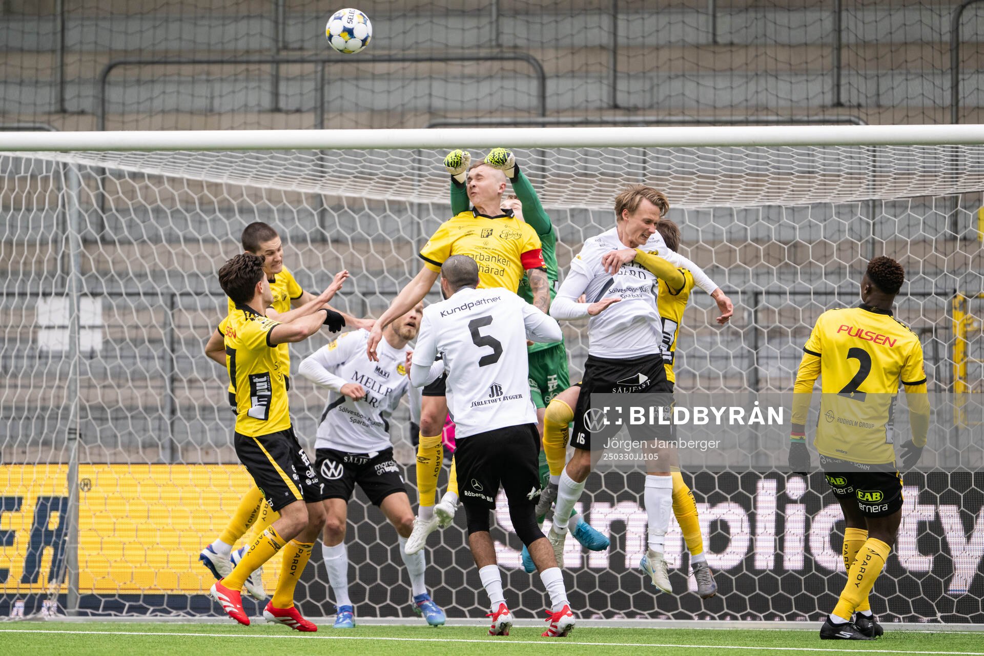Elfsborgs Sebastian Holmen och Mjällbys Alexander Johansson