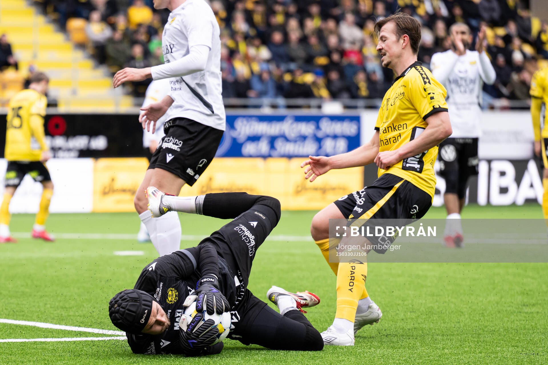 Mjällbys målvakt Noel Törnqvist och Simon Olsson