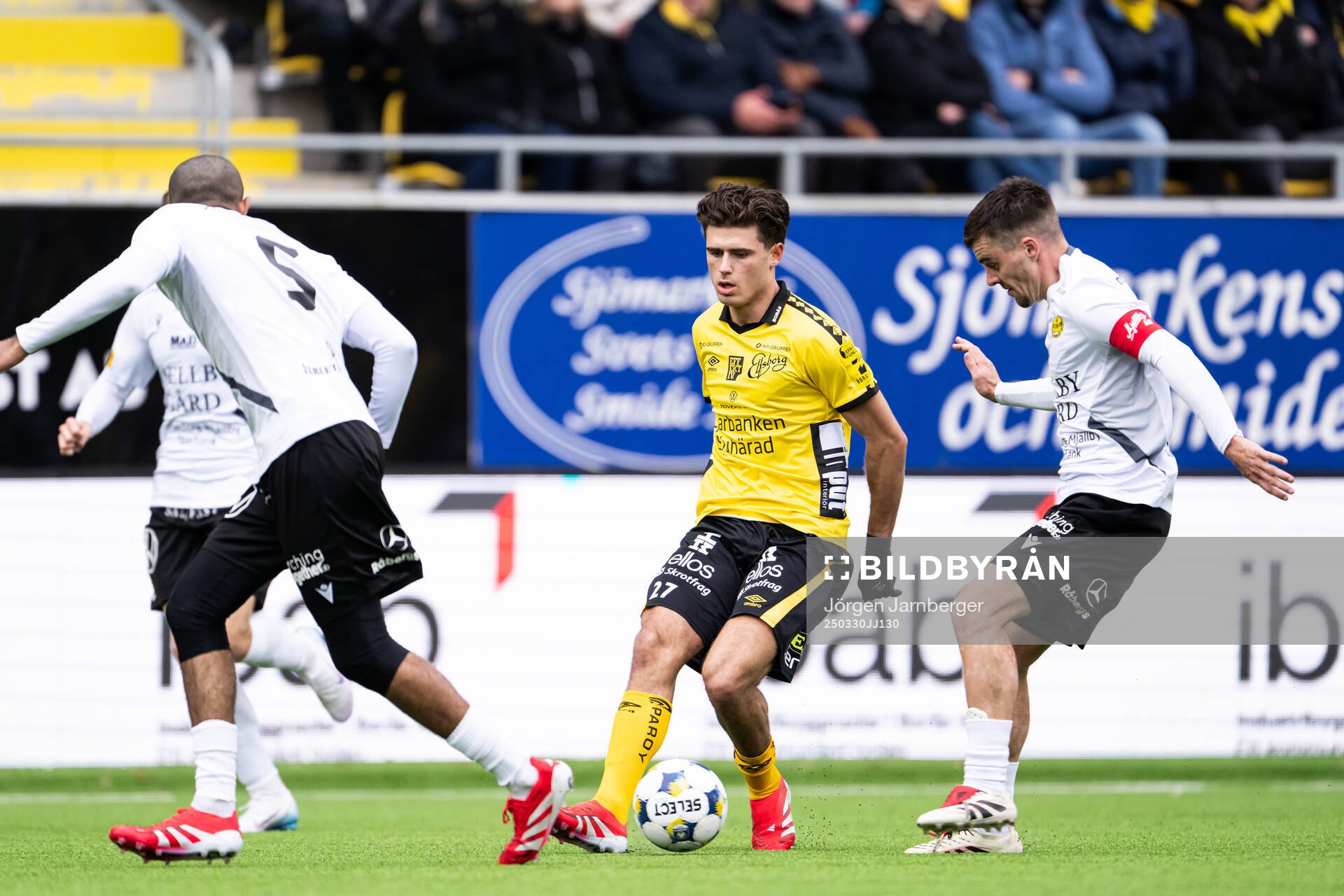 Elfsborgs Besfort Zeneli och Mjällbys Jesper Gustavsson under fotbollsmatchen i Allsvenskan mellan Elfsborg och Mjällby den 30 mars 2025 i Borås.