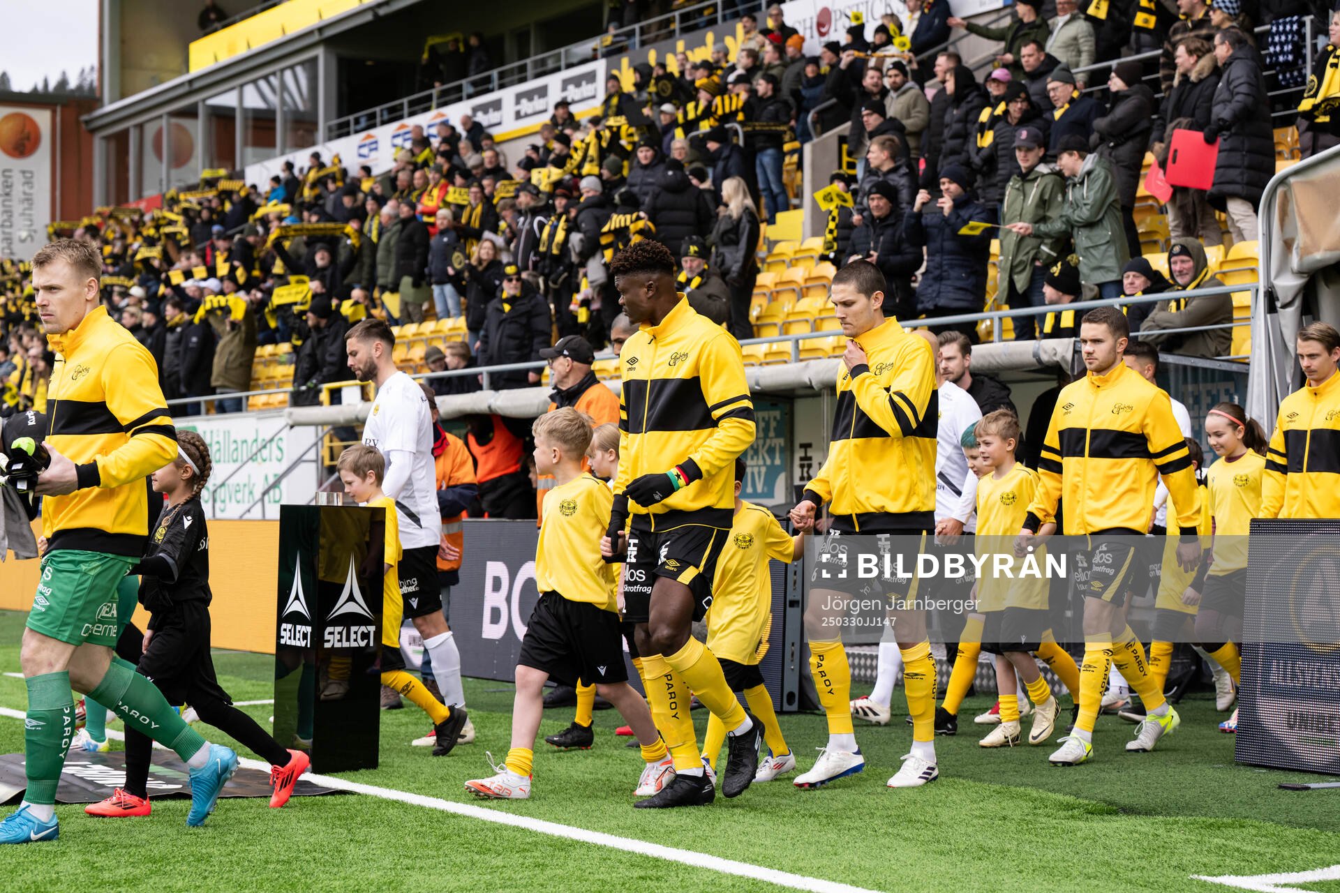 Lagen kommer in på arenan