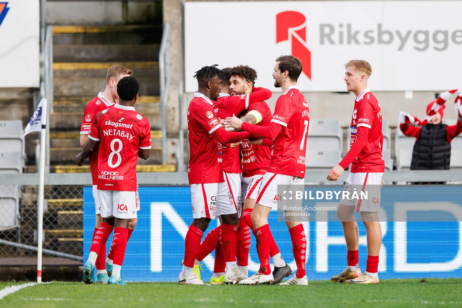 Degerfors spelare jublar