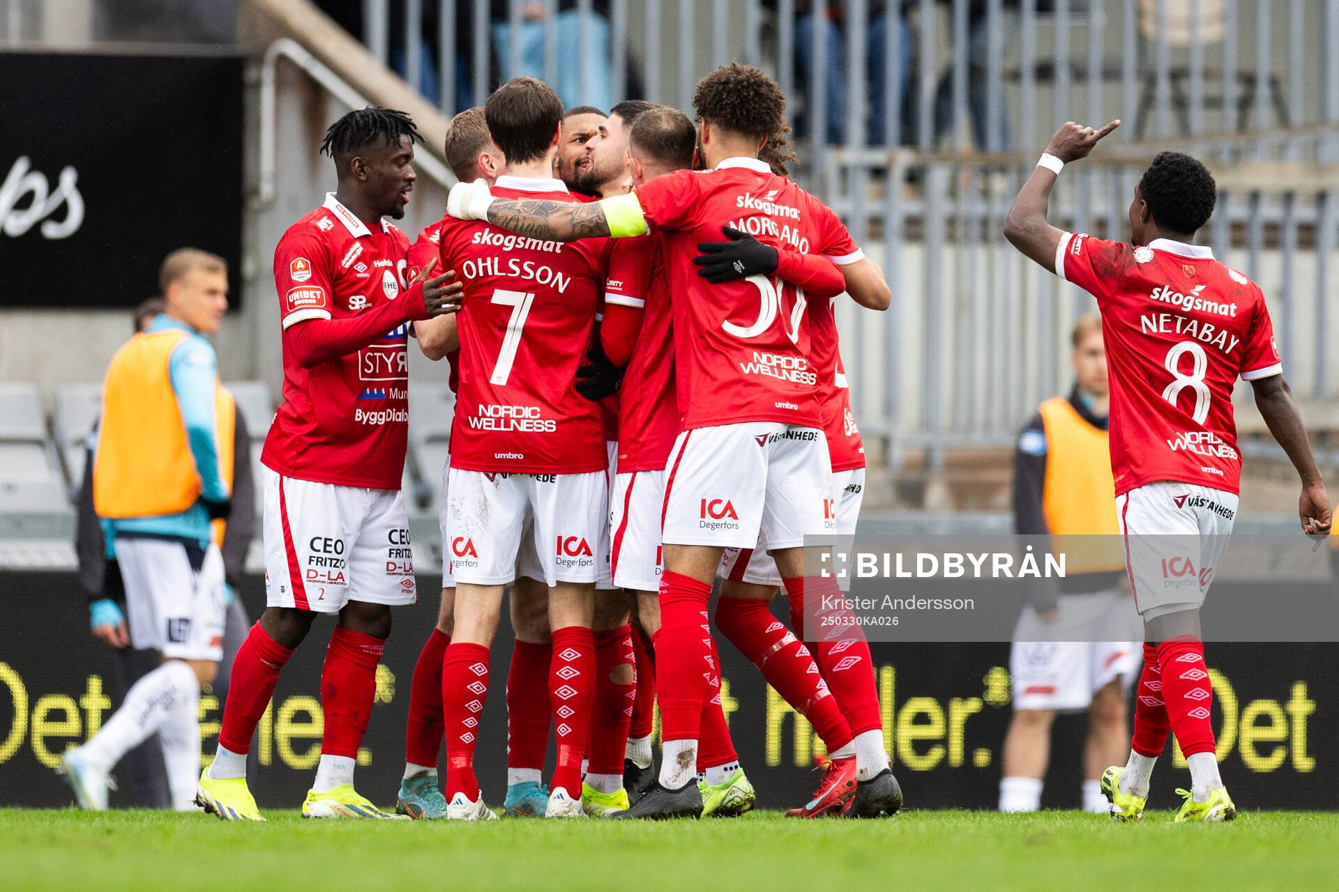 Degerfors Omar Faraj jublar med lagkamrater
