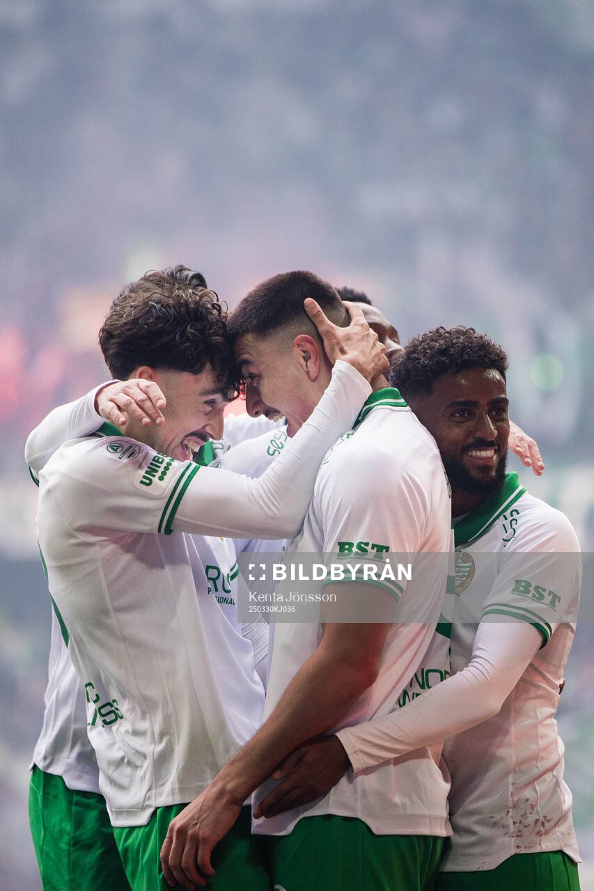Hammarbys Jusef Erabi jublar med Sebastian Tounekti och