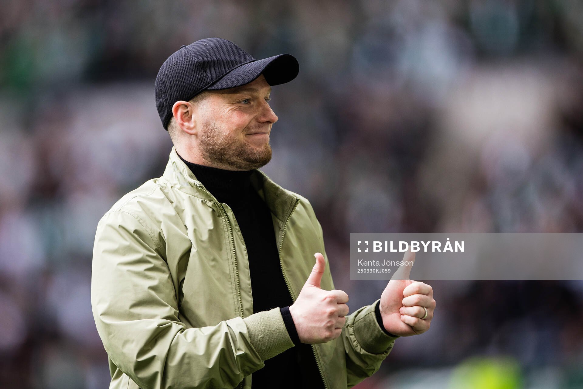 Hammarbys tränare Kim Hellberg gör tummen upp