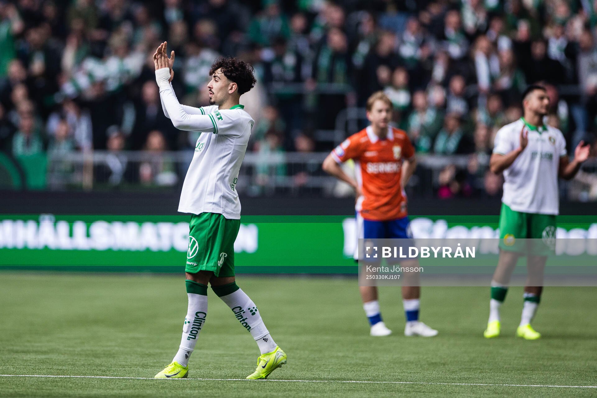 Hammarbys Sebastian Tounekti applåderar publiken i samband