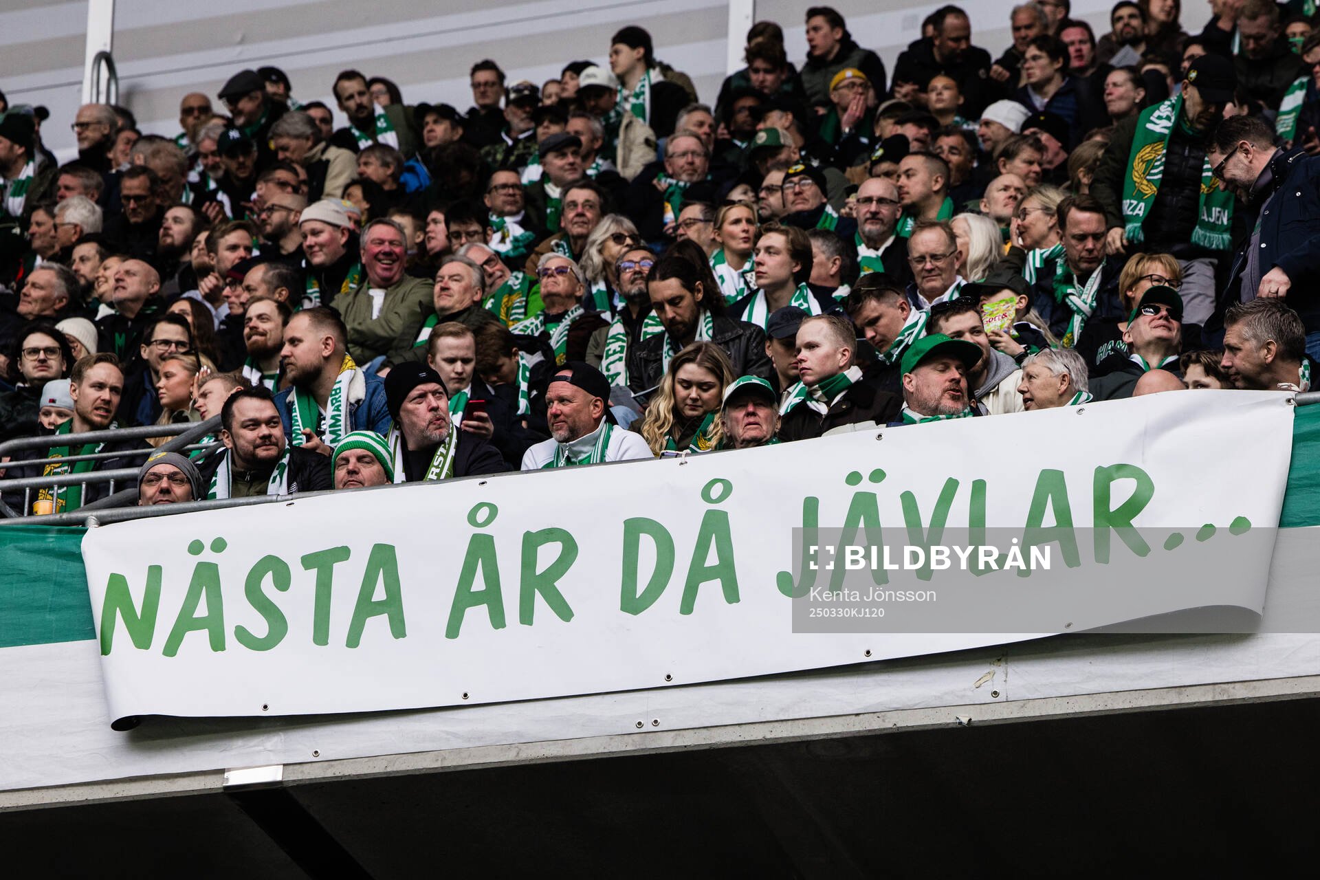 Hammarbys supportrar med banderol