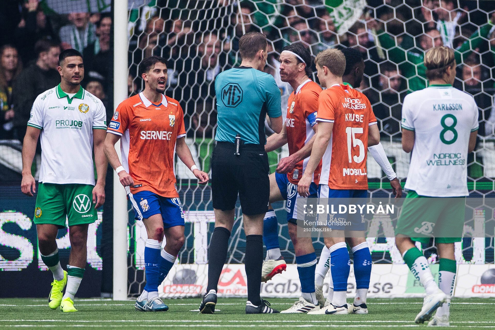 IFK Göteborgs Gustav Svensson i diskussion med domare