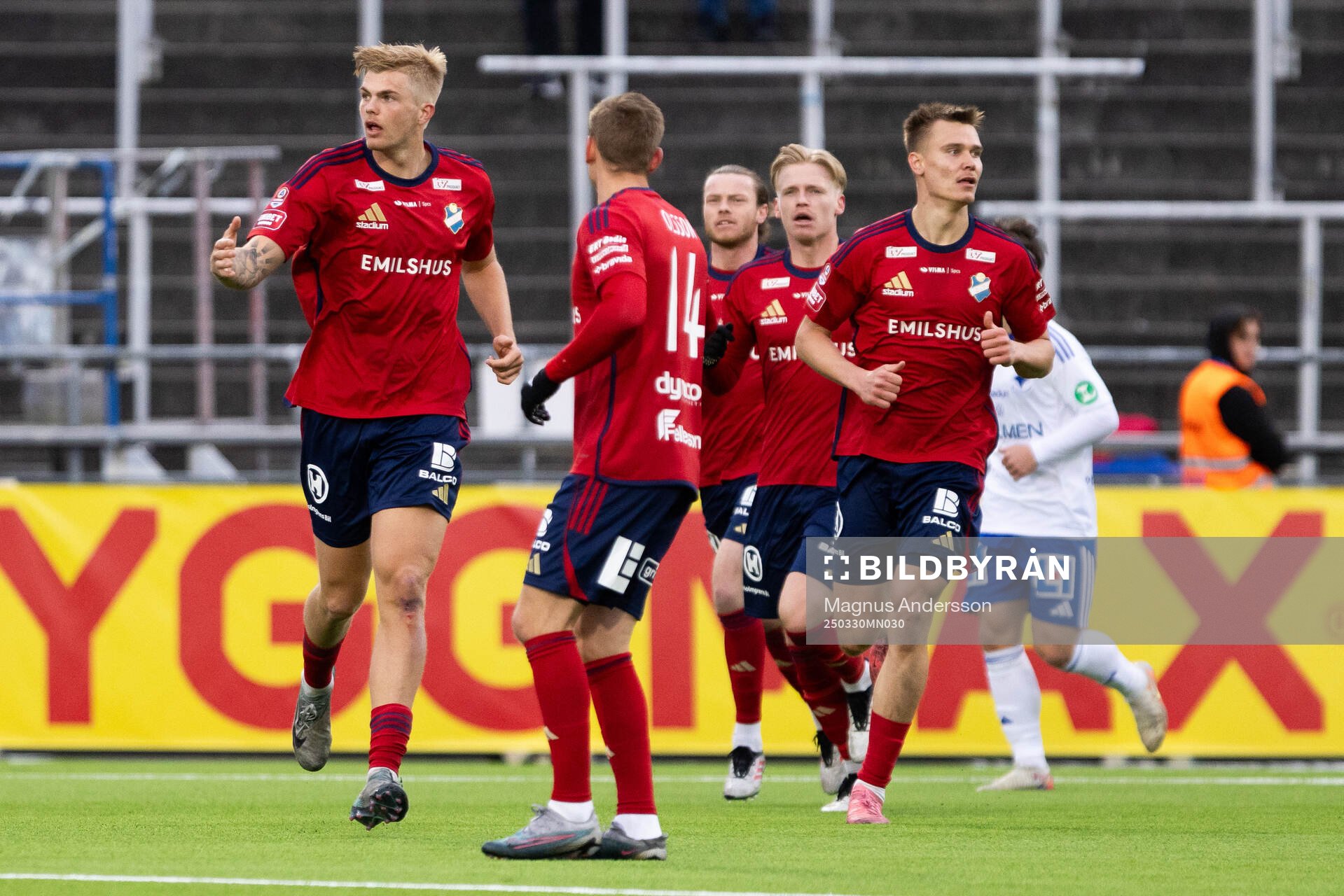 Östersunds Sunday Anyanwu jublar efter 4-3 under fotbollsmatchen i Allsvenskan mellan IFK Norrköping och Öster den 30 mars 2025 i Norrköping.