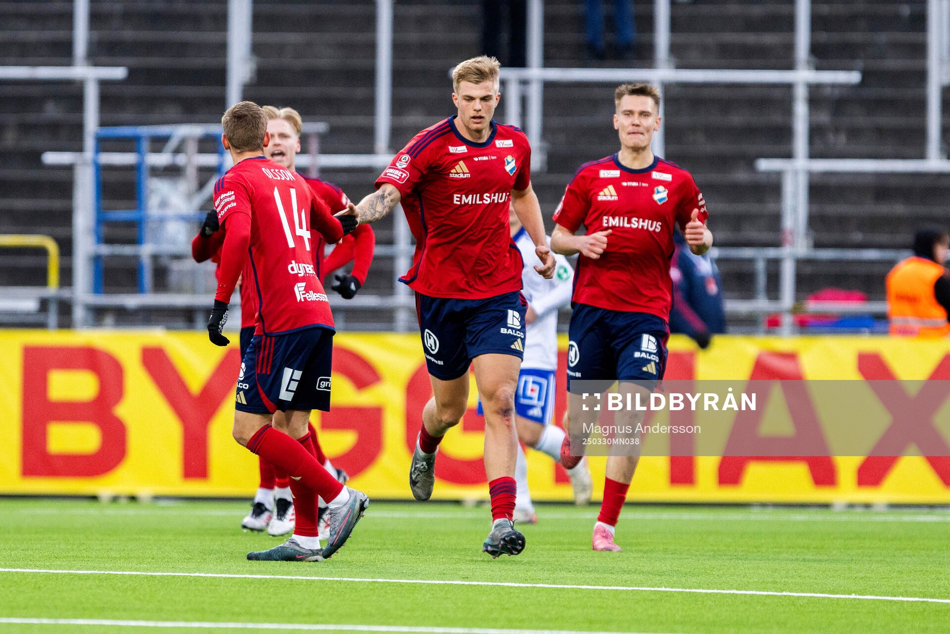 Östers Mattis Adolfsson jublar efter 4-3 under fotbollsmatchen i Allsvenskan mellan IFK Norrköping och Öster den 30 mars 2025 i Norrköping.