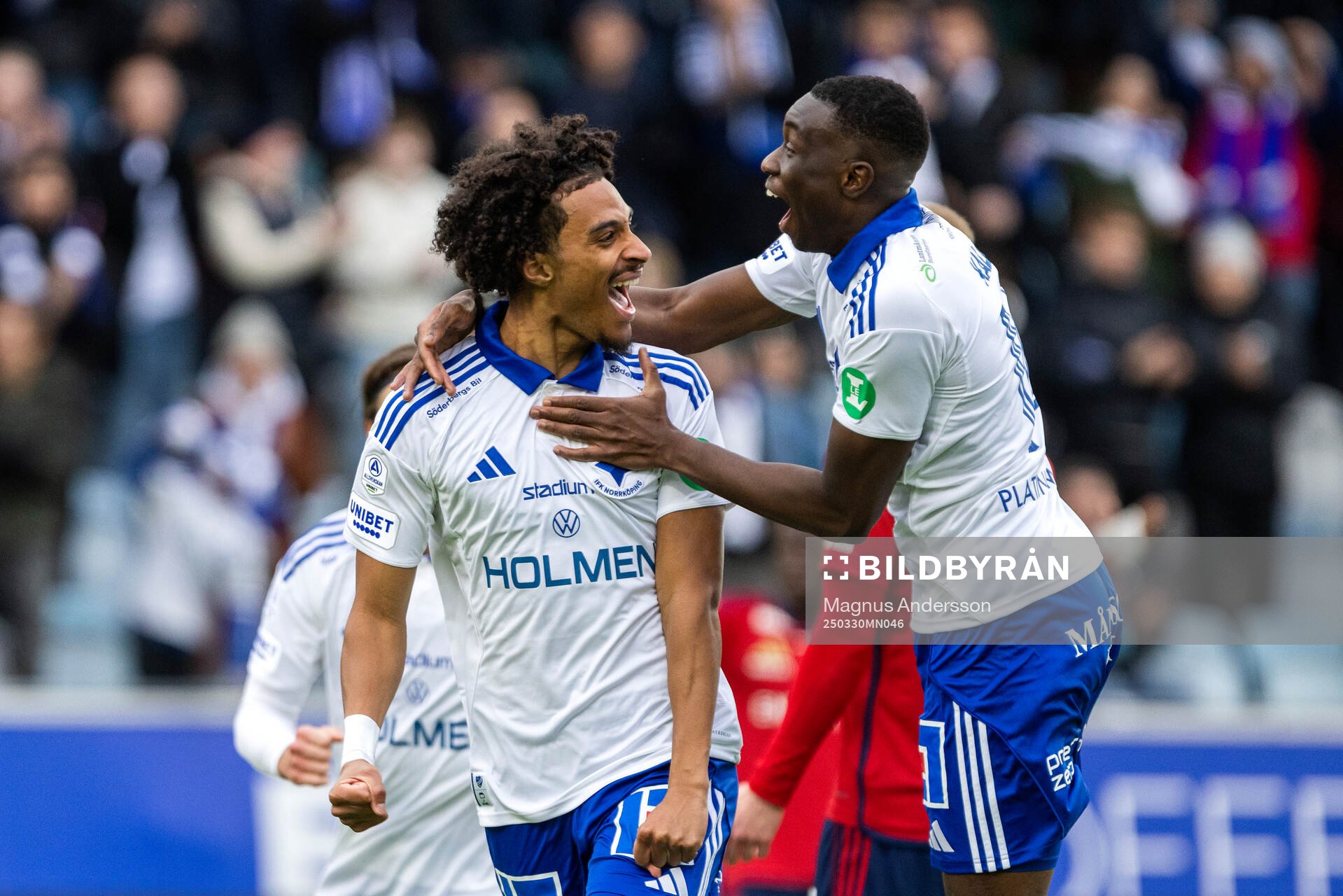 IFK Norrköpings Jesper Ceesay jublar med Kojo Peprah Oppong efter 4-1 under fotbollsmatchen i Allsvenskan mellan IFK Norrköping och Öster den 30 mars 2025 i Norrköping. 