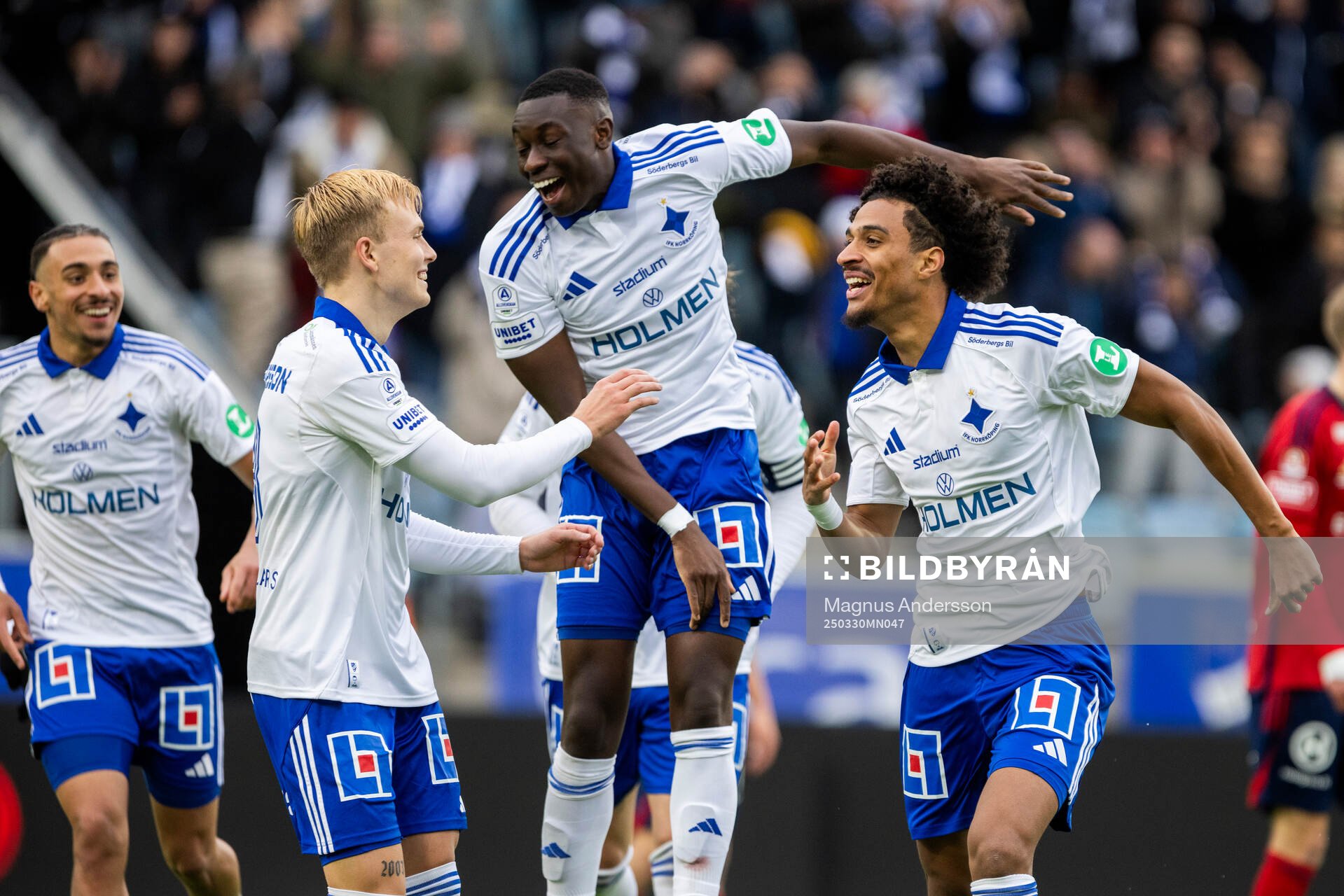IFK Norrköpings Jesper Ceesay jublar med lagkamrater