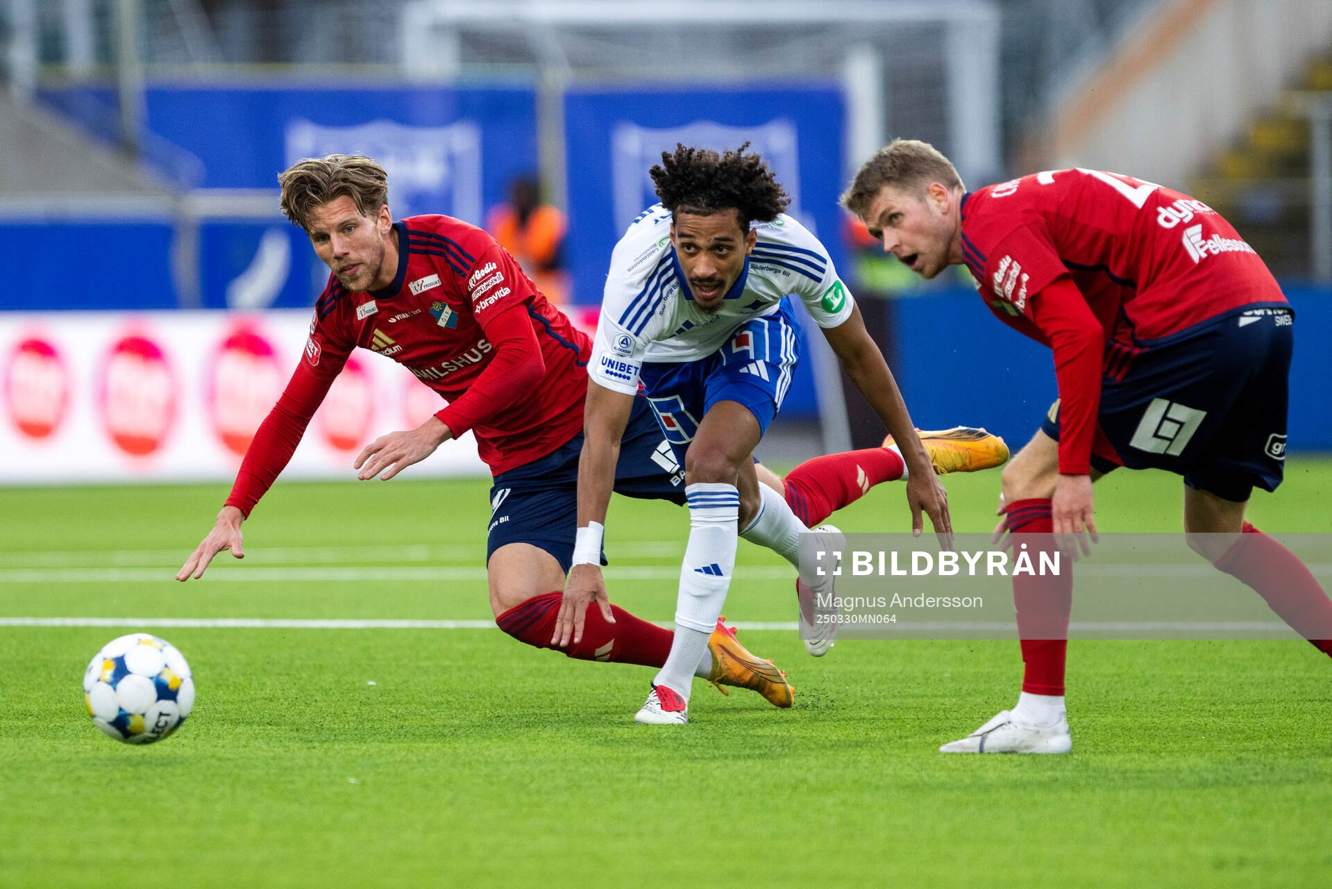Östers Noah Söderberg och Magnus Christensen mot IFK Norrköpings Jesper Ceesay under fotbollsmatchen i Allsvenskan mellan IFK Norrköping och Öster den 30 mars 2025 i Norrköping.