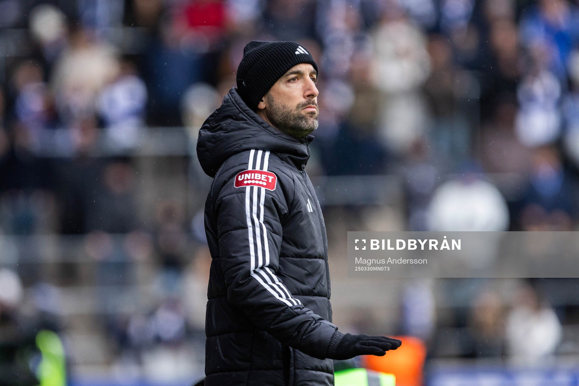 uÖsters tränare Martin Foyston nder fotbollsmatchen i