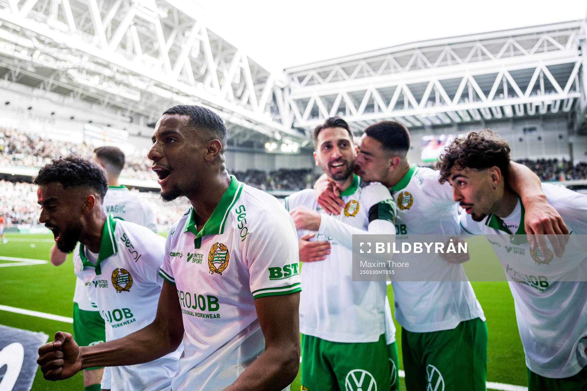 Hammarbys Paulos Abraham och Nahir Besara jublar