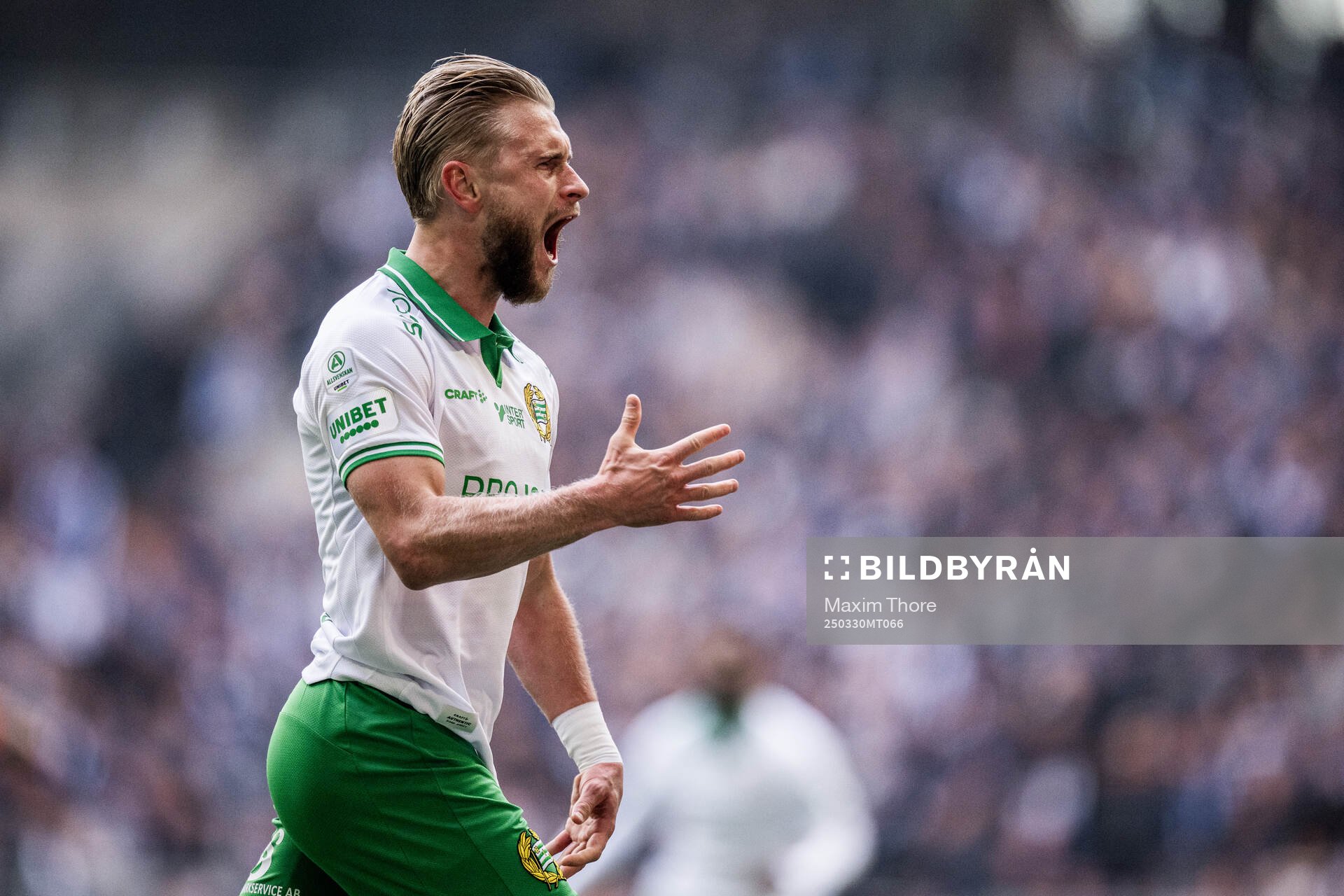 Hammarbys Simon Strand jublar efter 4-0 under fotbollsmatchen i Allsvenskan mellan Hammarby och IFK Göteborg den 30 mars 2025 i Stockholm.