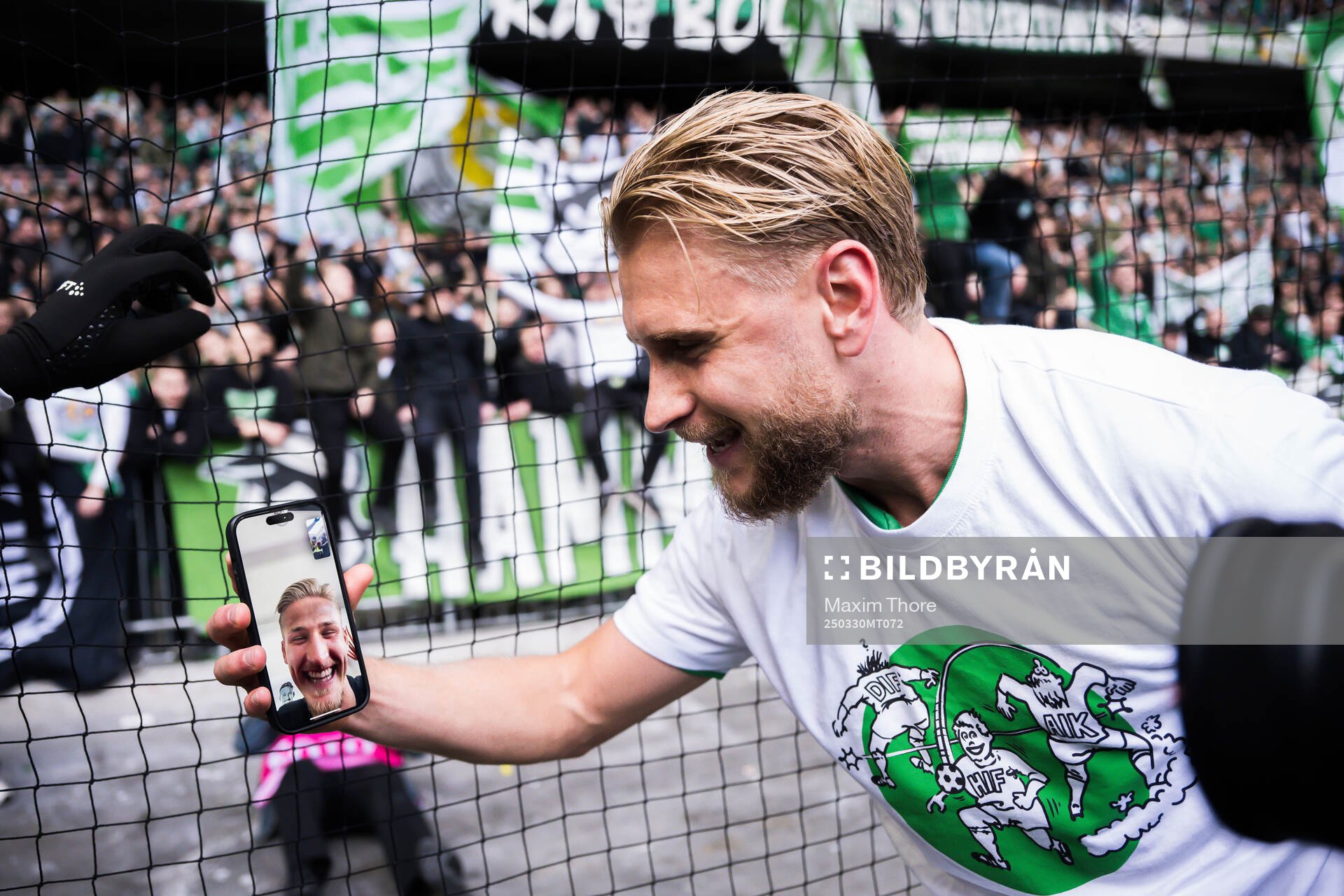 Hammarbys Simon Strand jublar med Fredrik Hammar efter fotbollsmatchen i Allsvenskan mellan Hammarby och IFK Göteborg den 30 mars 2025 i Stockholm.