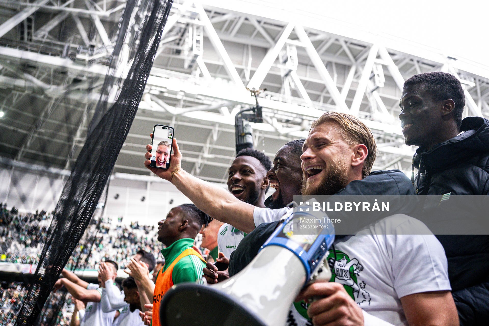 Hammarbys Simon Strand jublar med lagkamrater och tiidgare