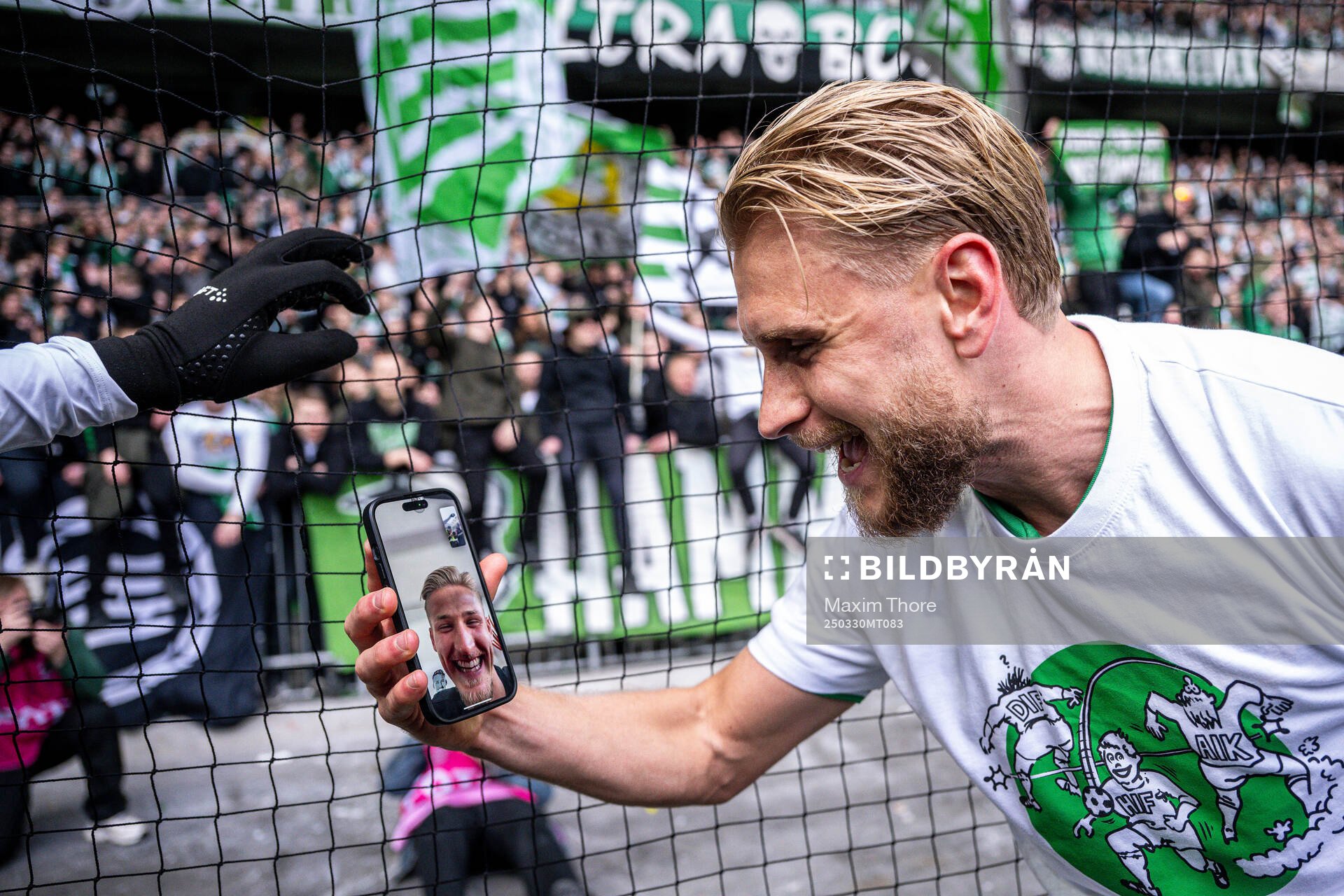 Hammarbys Simon Strand jublar med tidgare Hammarby spelaren