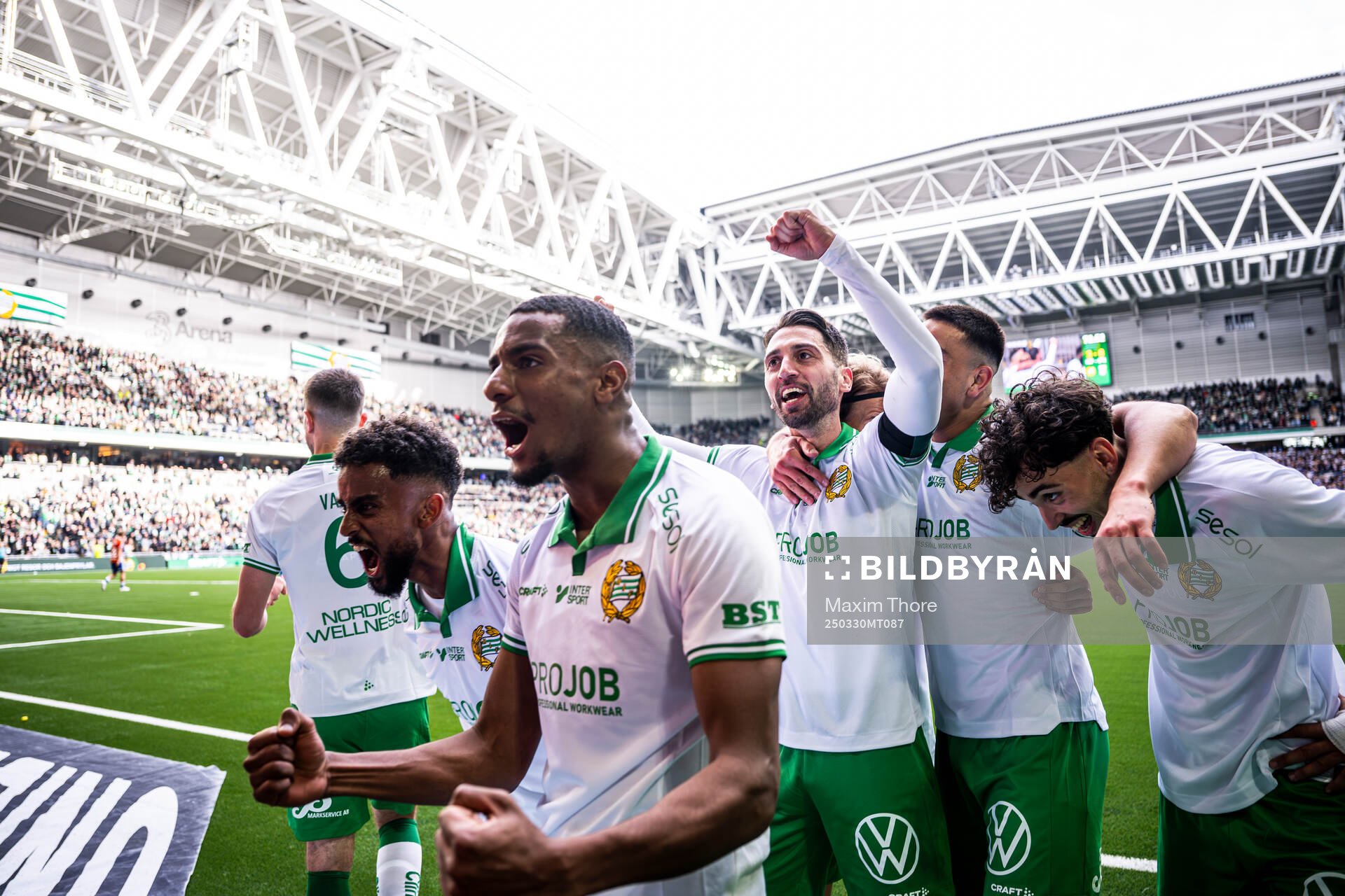 Hammarbys Paulos Abraham och Nahir Besara jublar med