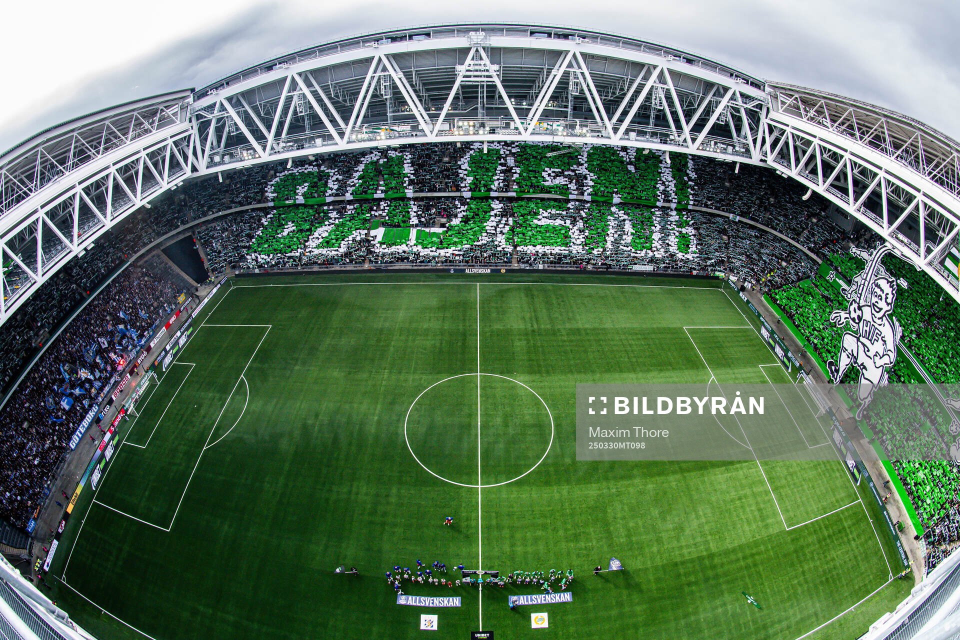 Spelarna vid lineup framför tifo