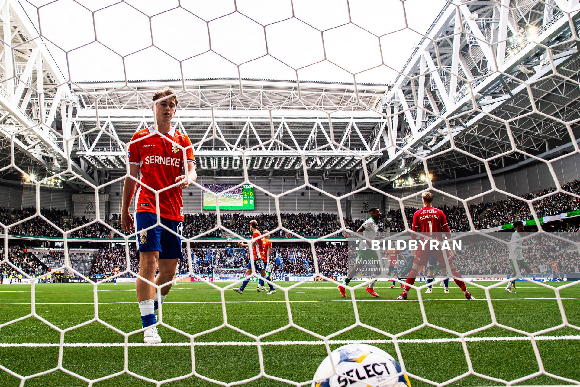 IFK Göteborgs målvakt Elis Bishesari deppar