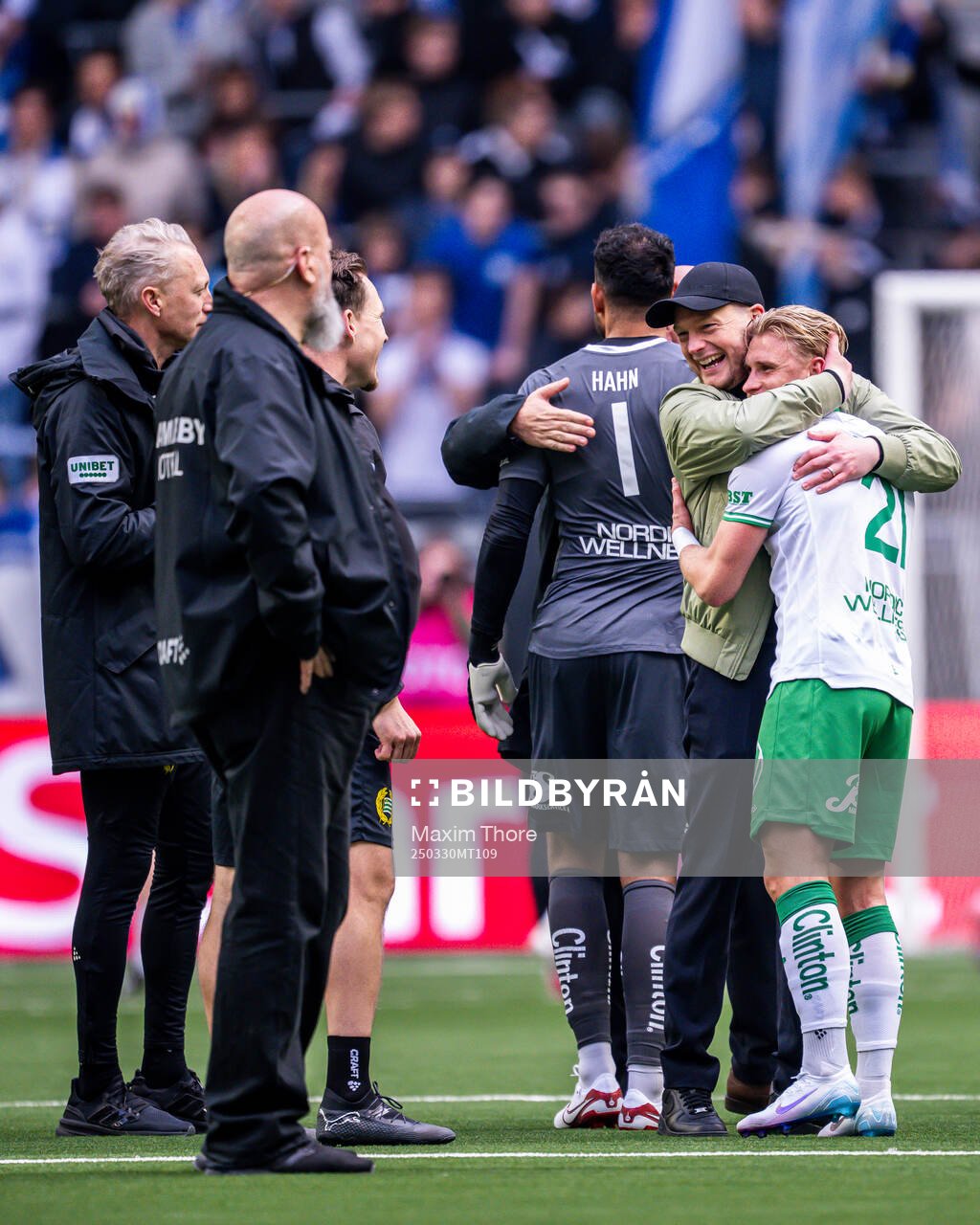 Hammarbys tränare Kim Hellberg och Simon Strand jublar efter fotbollsmatchen i Allsvenskan mellan Hammarby och IFK Göteborg den 30 mars 2025 i Stockholm.