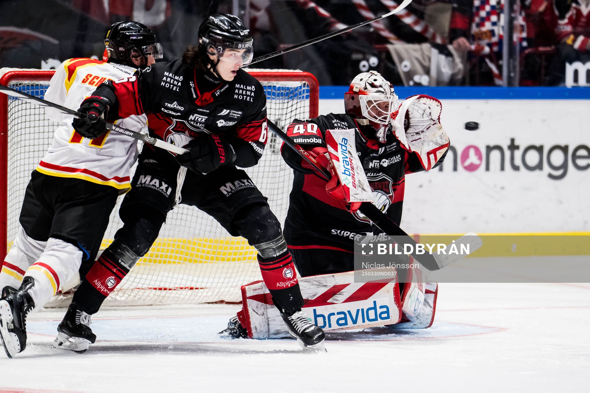 Malmö Redhawks Dominik Badinka och målvakt Oskar Blomgren