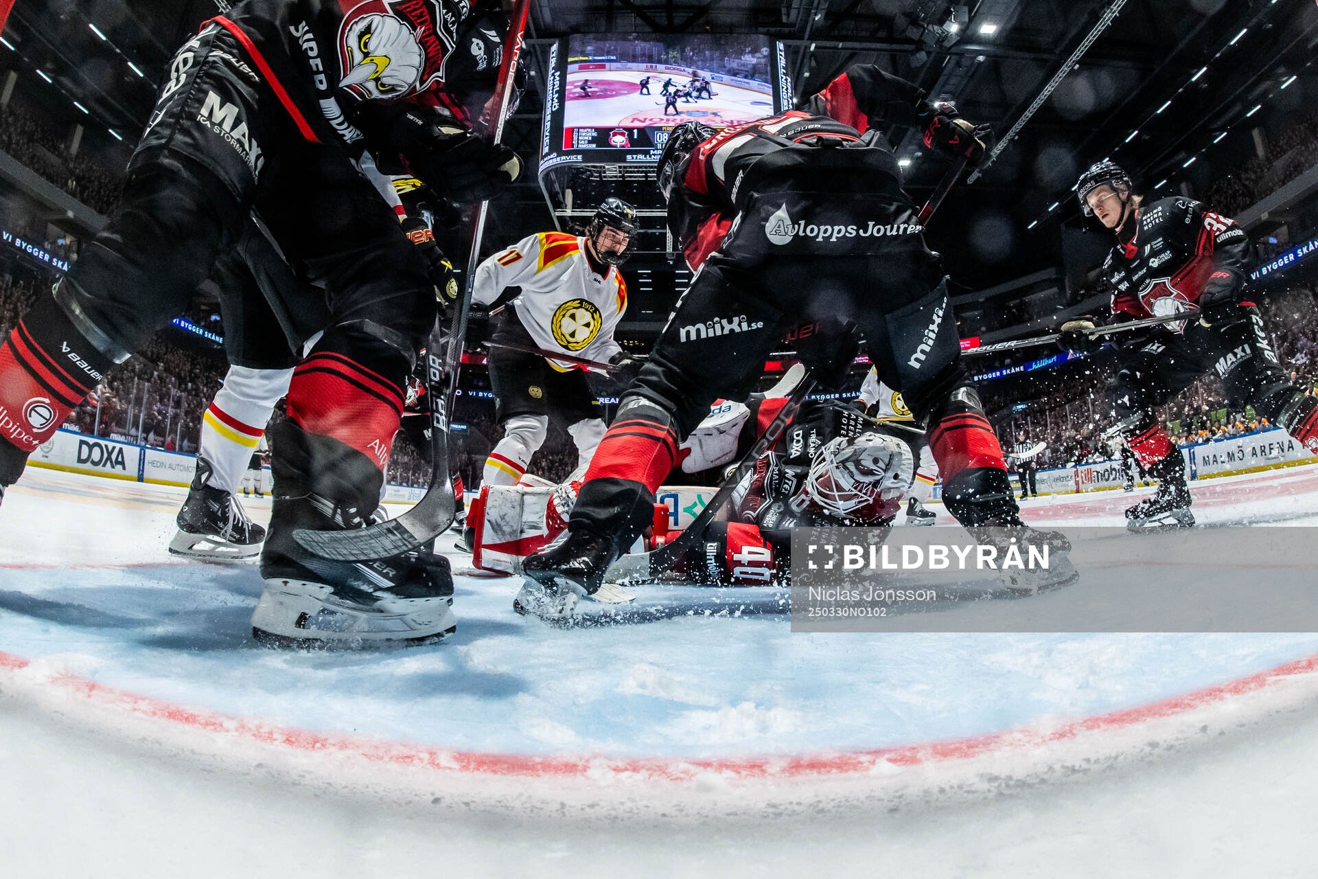 Brynäs Michal Svrcek och Malmö Redhawks målvakt Oskar
