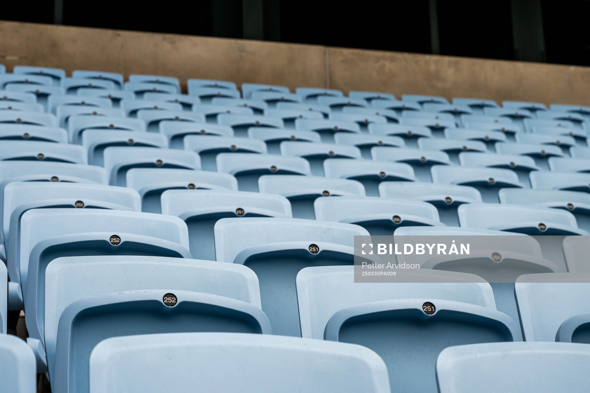 Stolar på läktaren på Eleda Stadion