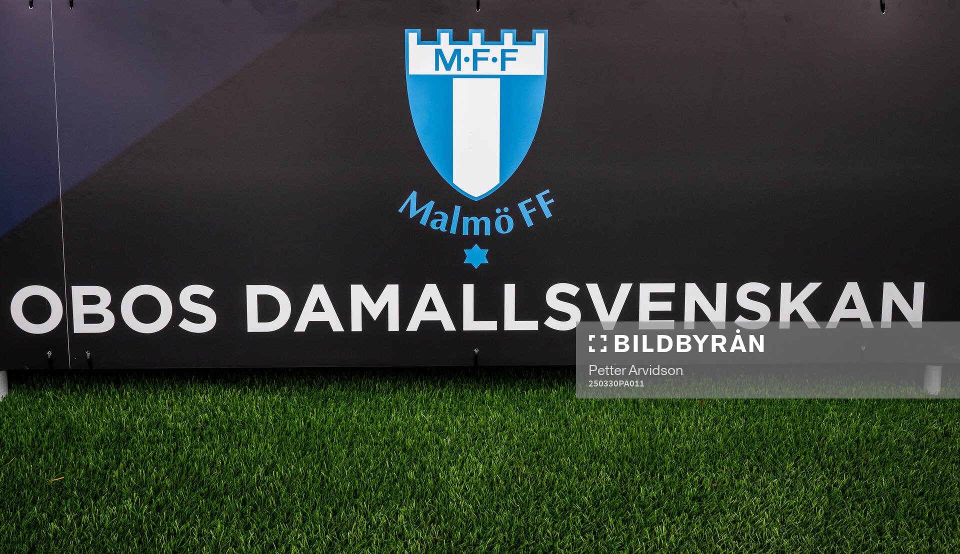 Malmö FFs klubbmärke och OBOS Damallsvenskan skylt