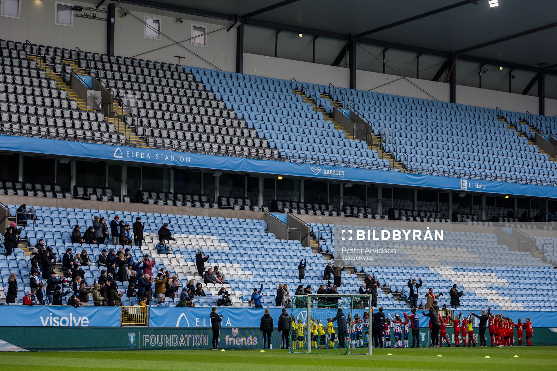 Malmö FFs supportrar och knattar som har spelat en match