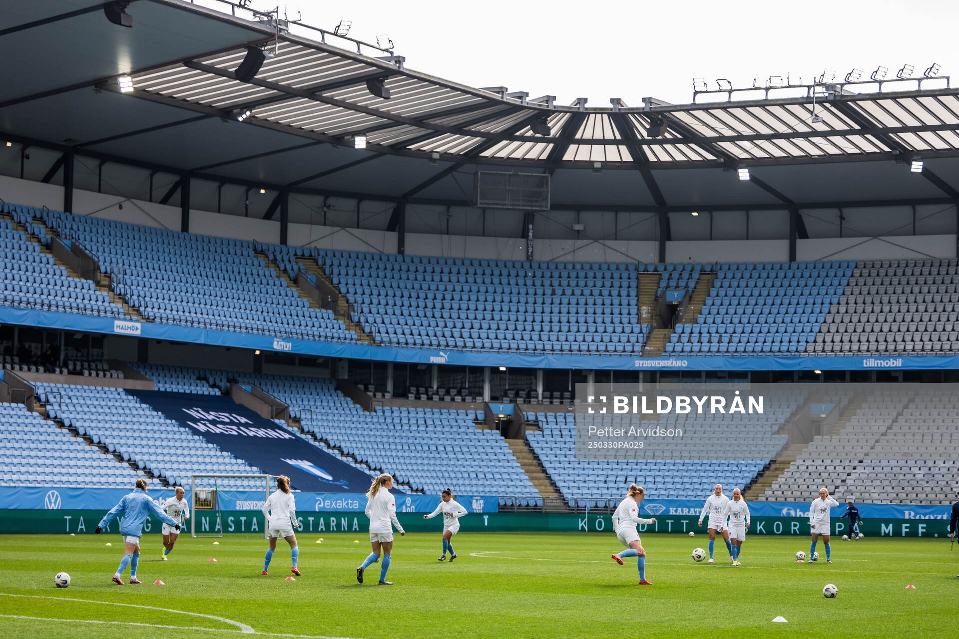 Malmö FFs spelare värmer upp