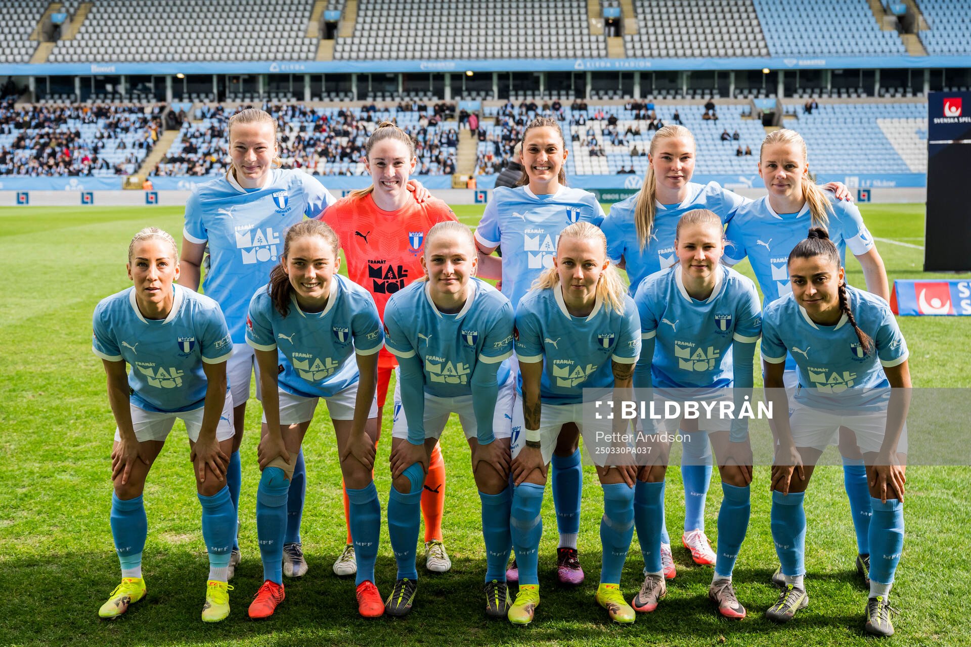 Malmö FFs startelva ställer upp för en lagbild