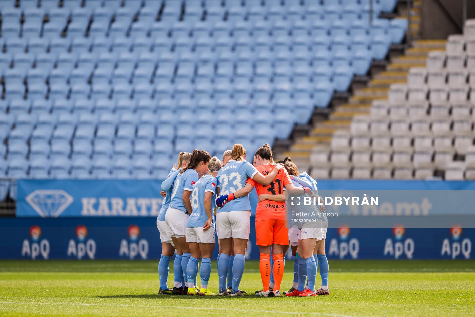 Malmö FFs spelare samlas inför fotbollsmatchen i Damallsvenskan mellan Malmö FF och IFK Norrköping den 30 mars 2025 i Malmö. 