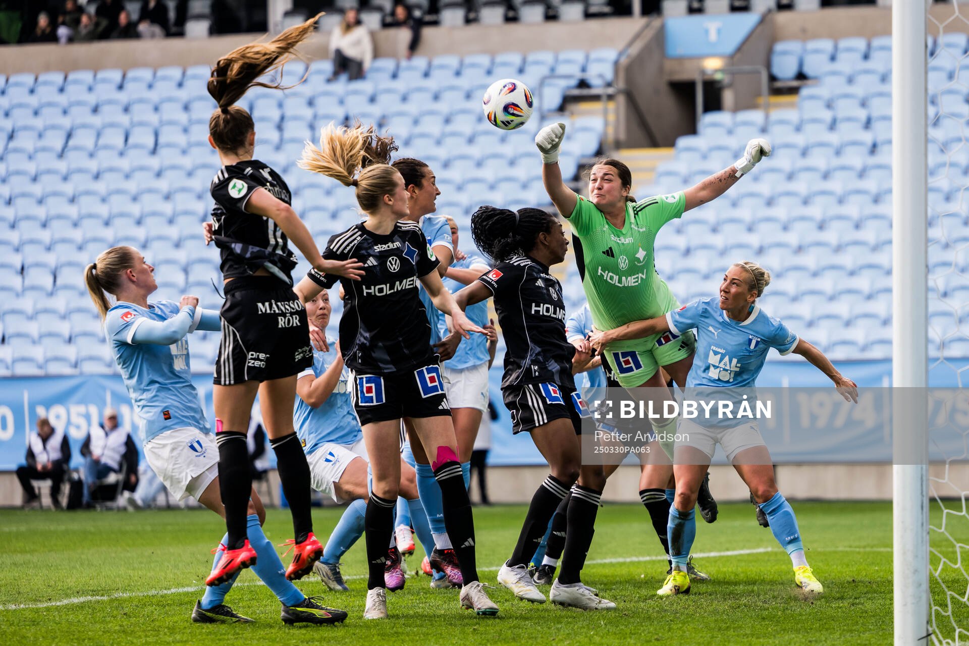 IFK Norrköpings målvakt Caroline Delisle och Malmö FFs