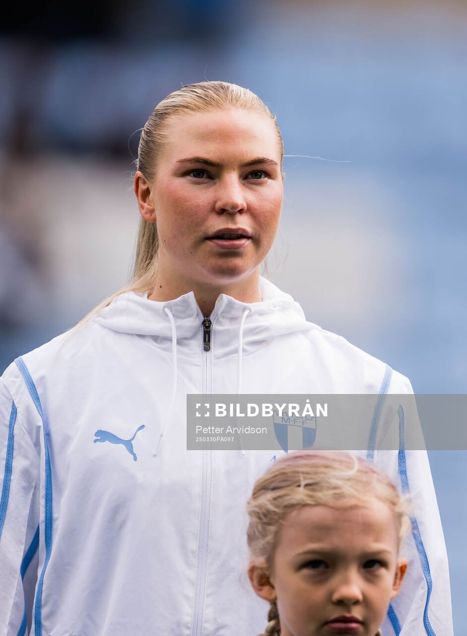 Malmö FFs Ellen Löfqvist inför fotbollsmatchen i Damallsvenskan mellan Malmö FF och IFK Norrköping den 30 mars 2025 i Malmö. 