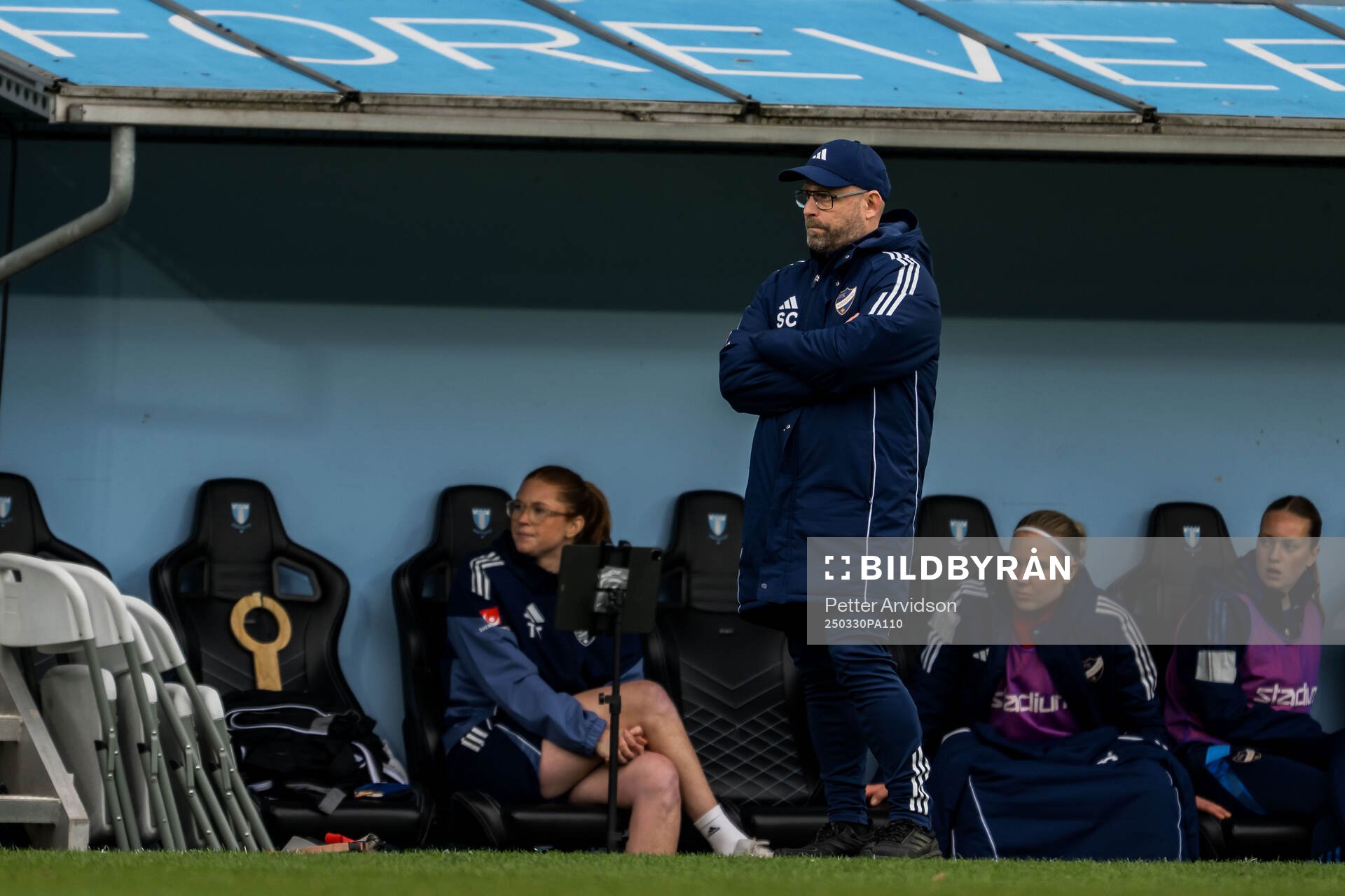 IFK Norrköpings tränare Stellan Carlsson under fotbollsmatchen i Damallsvenskan mellan Malmö FF och IFK Norrköping den 30 mars 2025 i Malmö.